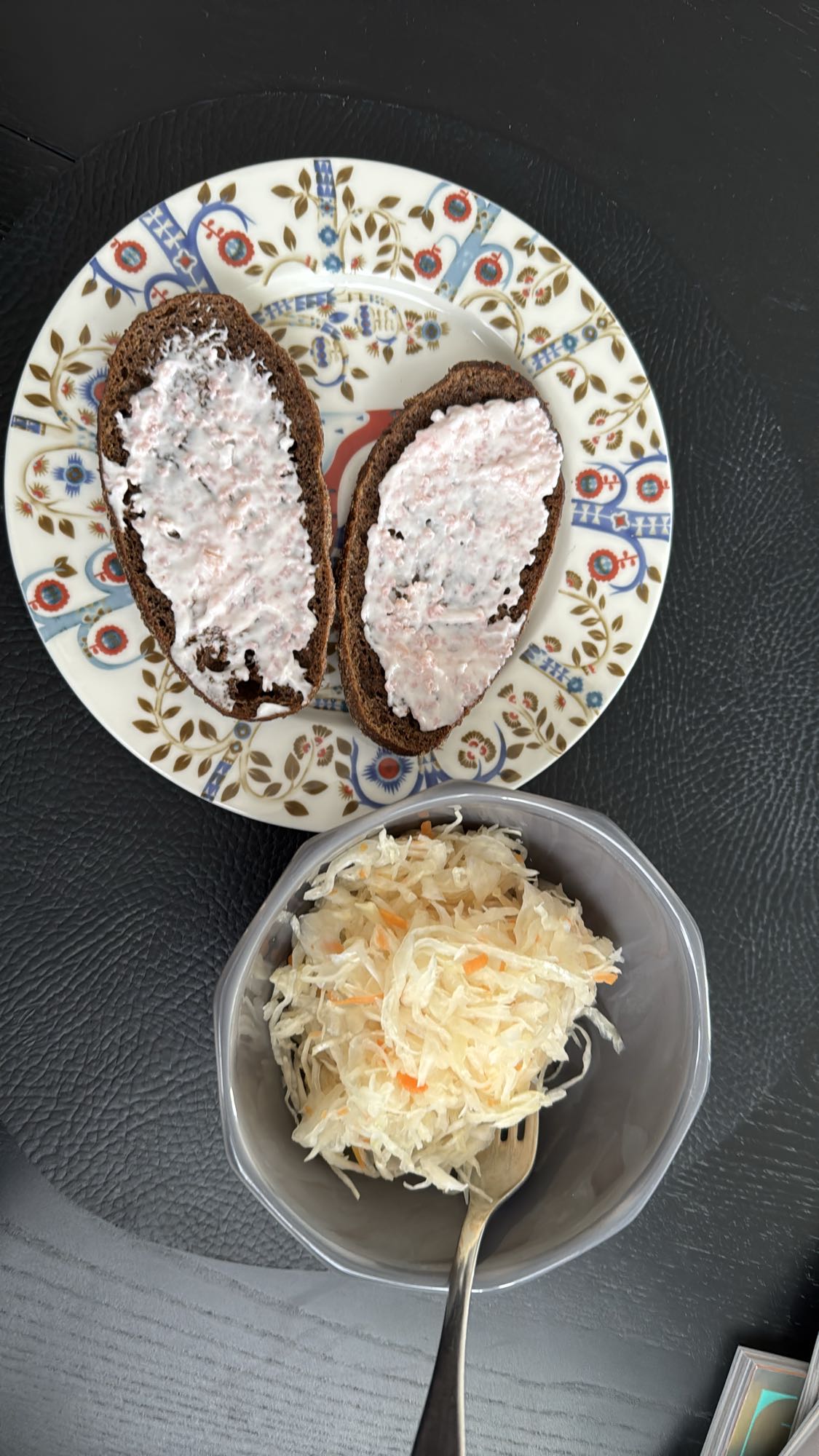Rye bread with spread & kraut