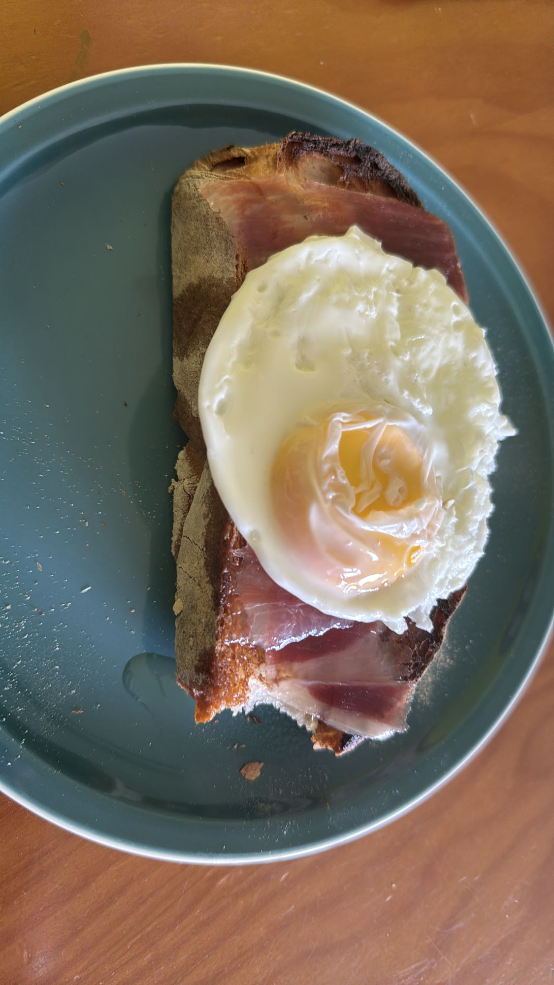 Tostada con jamón y huevo