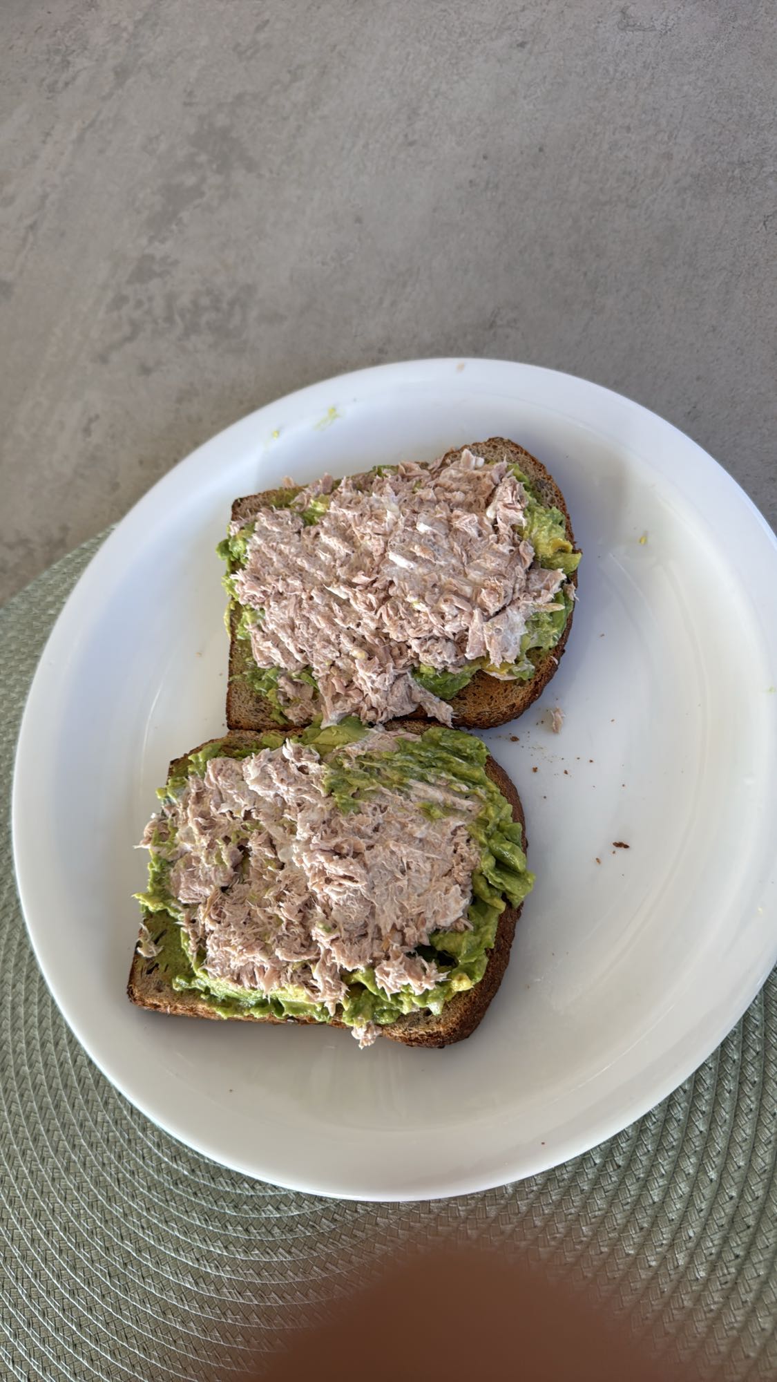 Tostadas de atún y aguacate