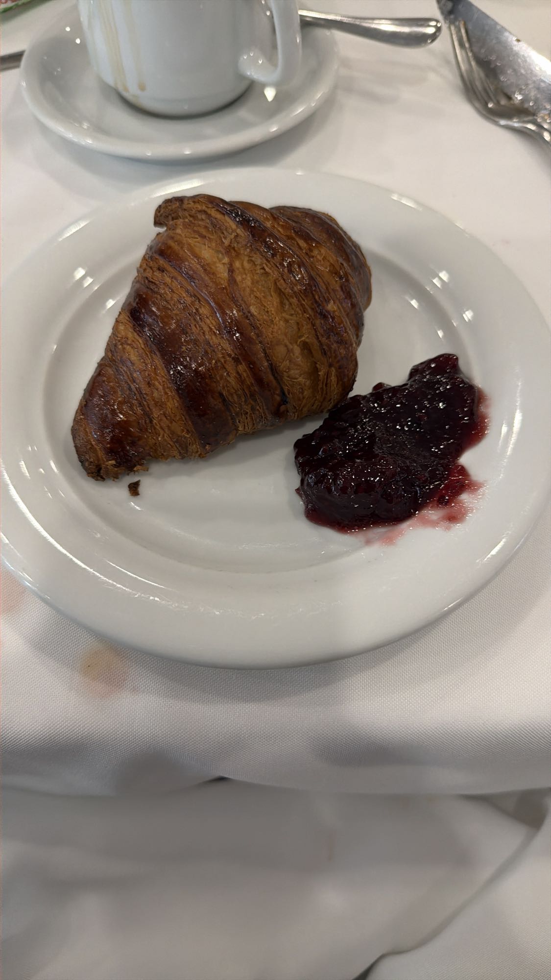 Croissant com geleia
