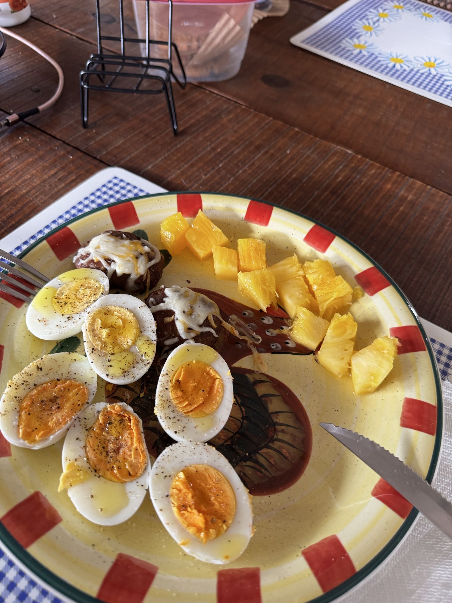 Desayuno con huevo y fruta