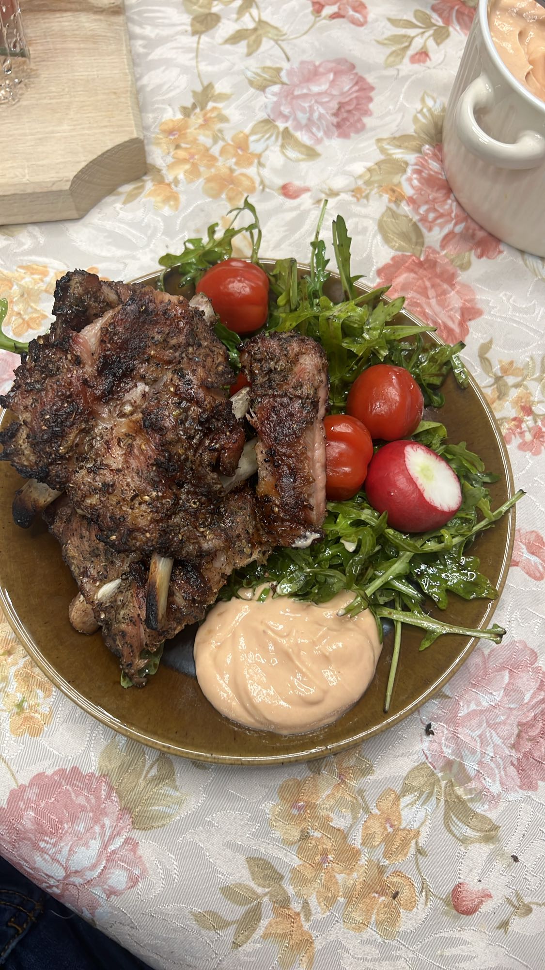 Coaste cu salată și sos