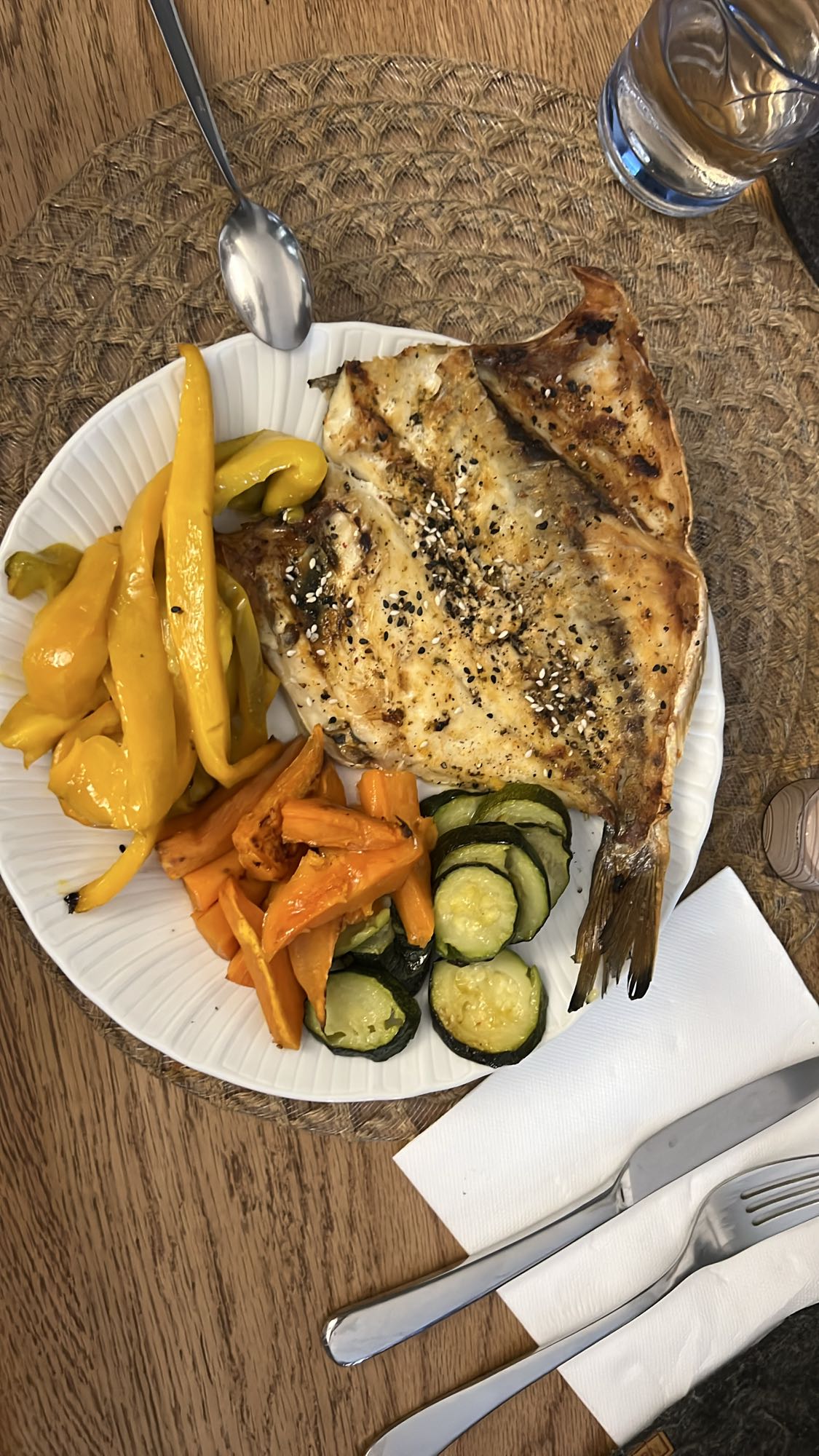 Izgara balık ve sebzeler