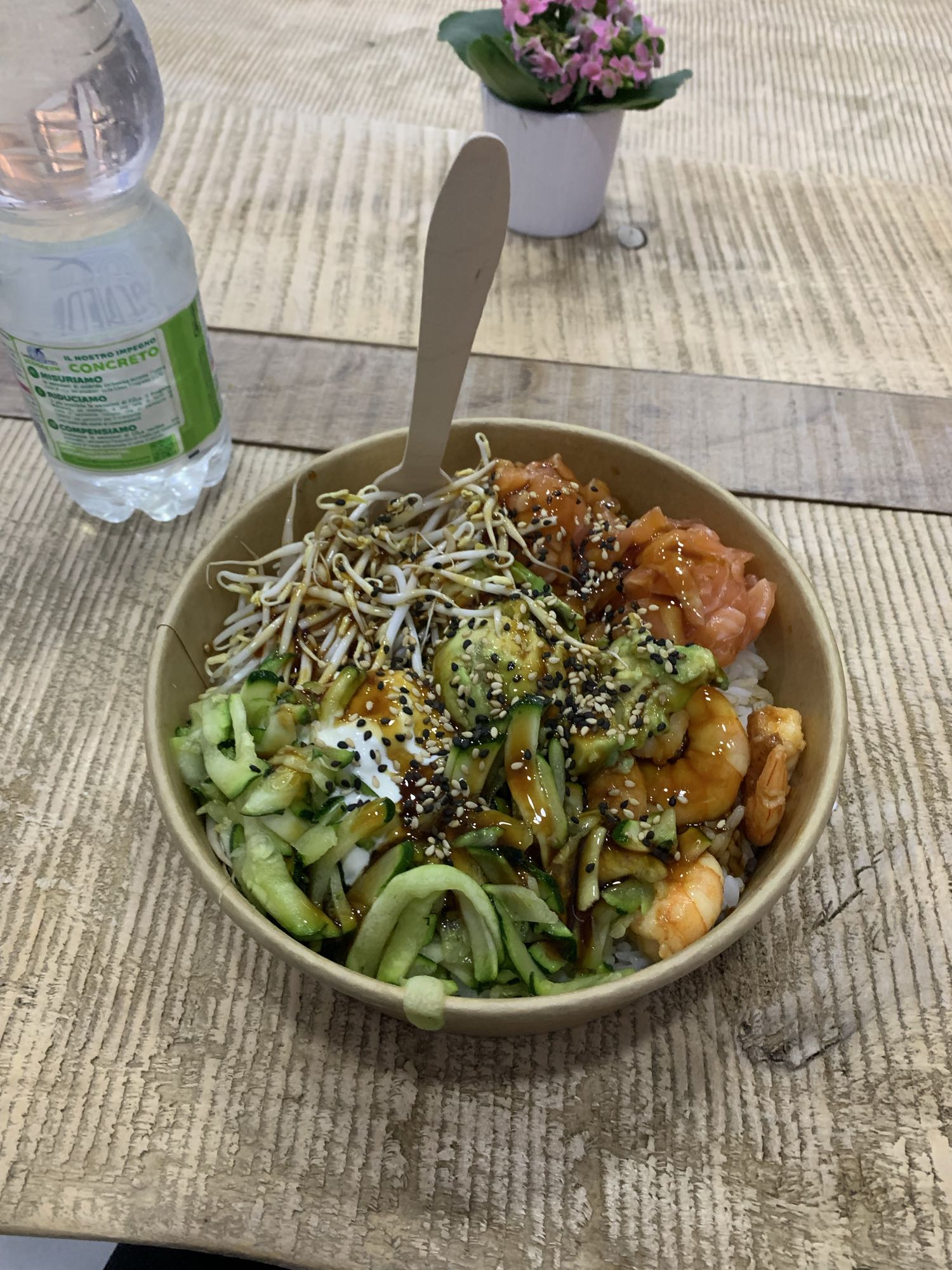 Poké bowl gamberetti e salmone