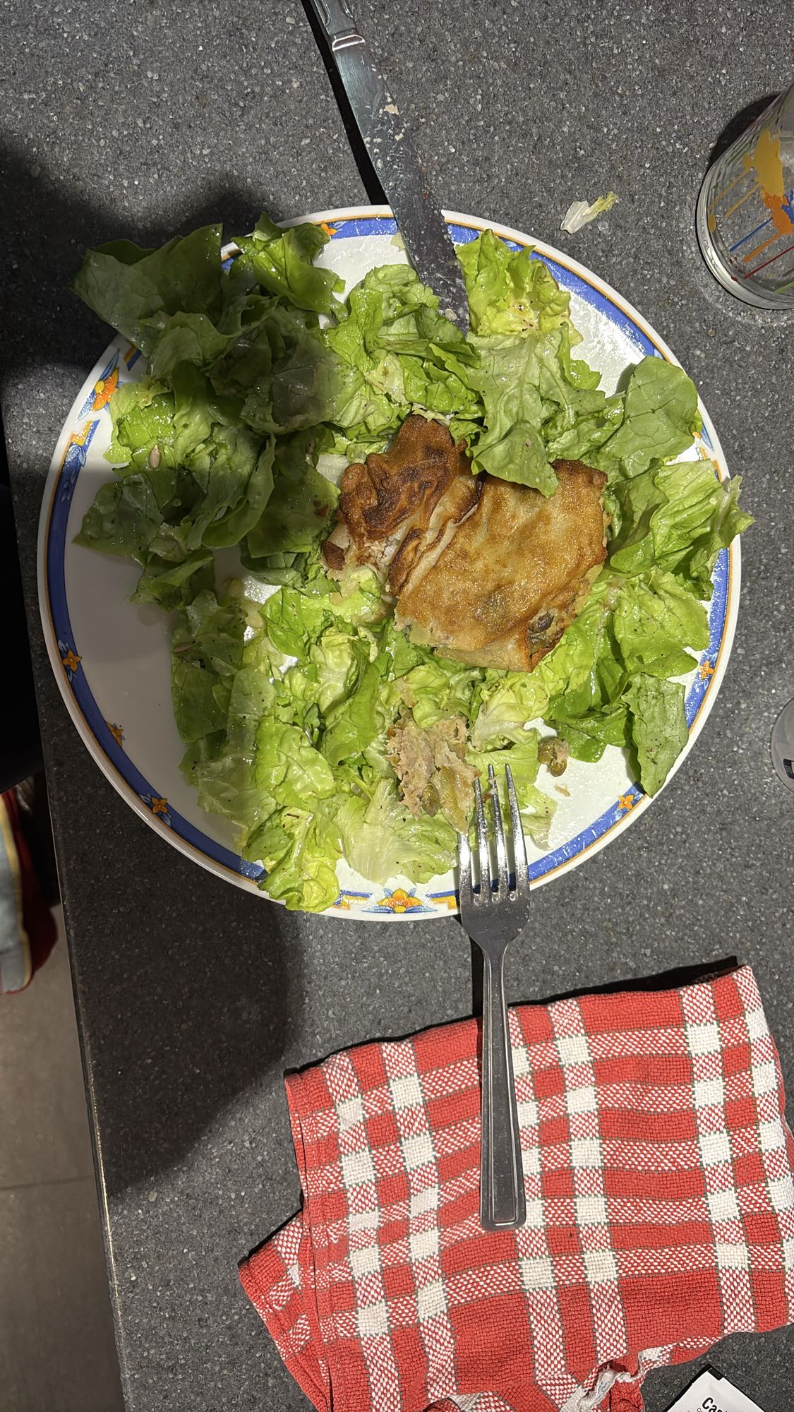 Salade et crêpe farcie