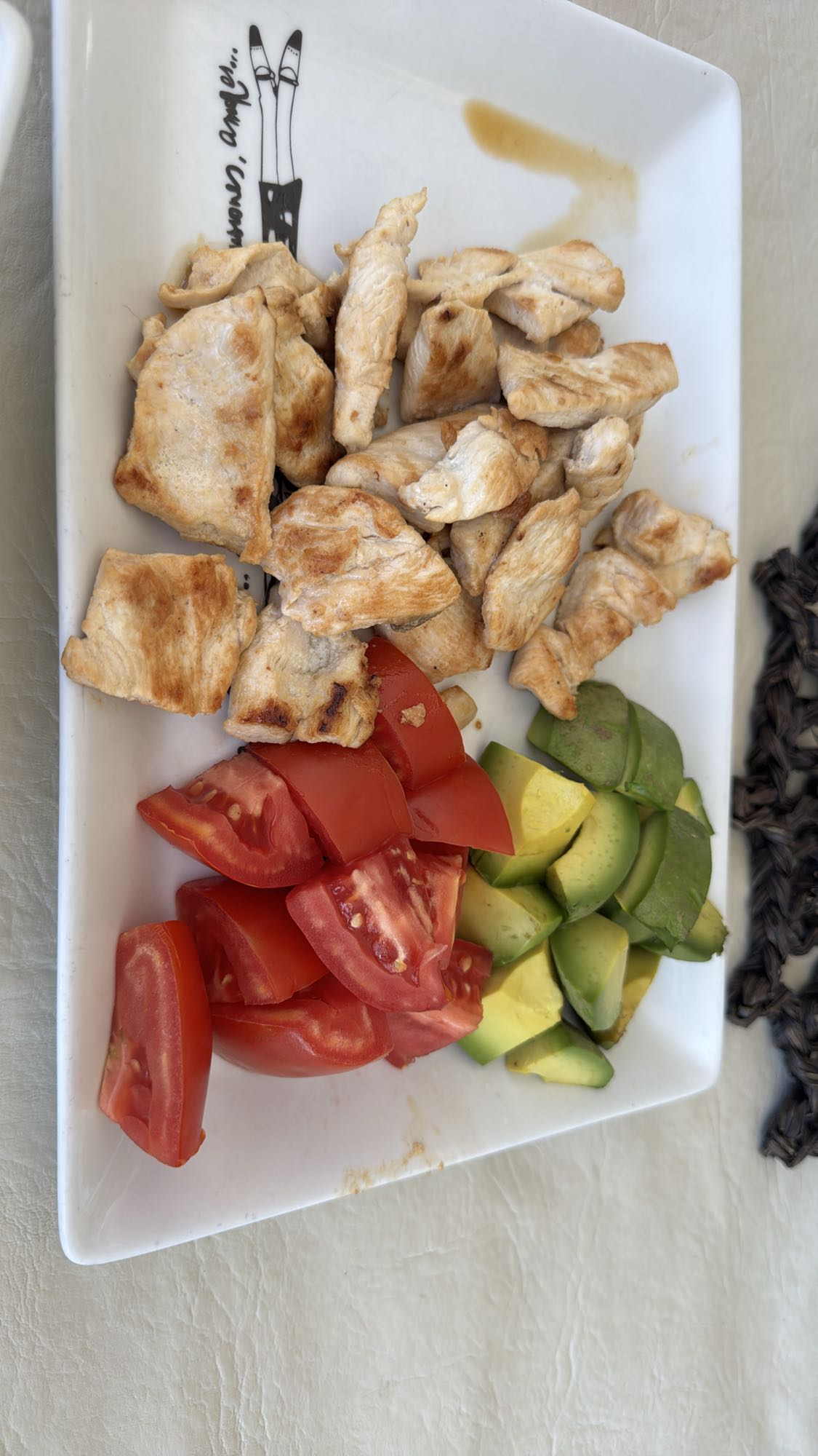 Pollo con tomate y aguacate