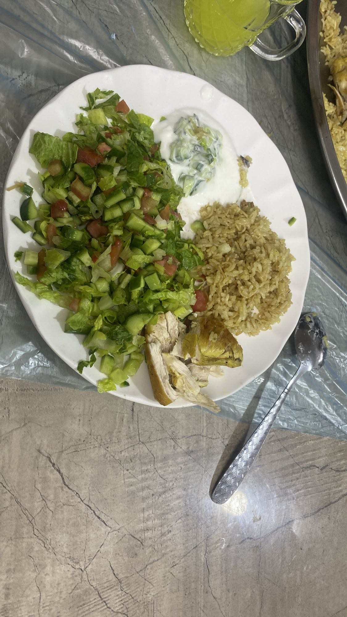 دجاج مع أرز وسلطة
