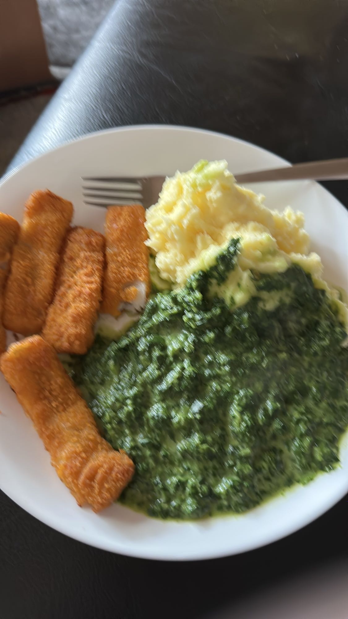 Fischstäbchen mit Spinat und Kartoffelpüree