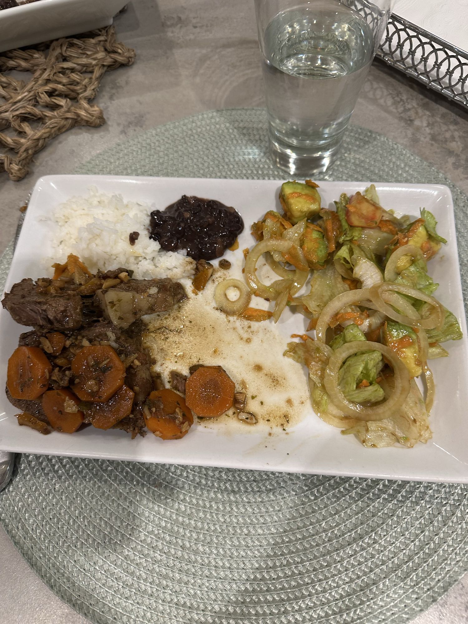 Plato casero con carne y ensalada