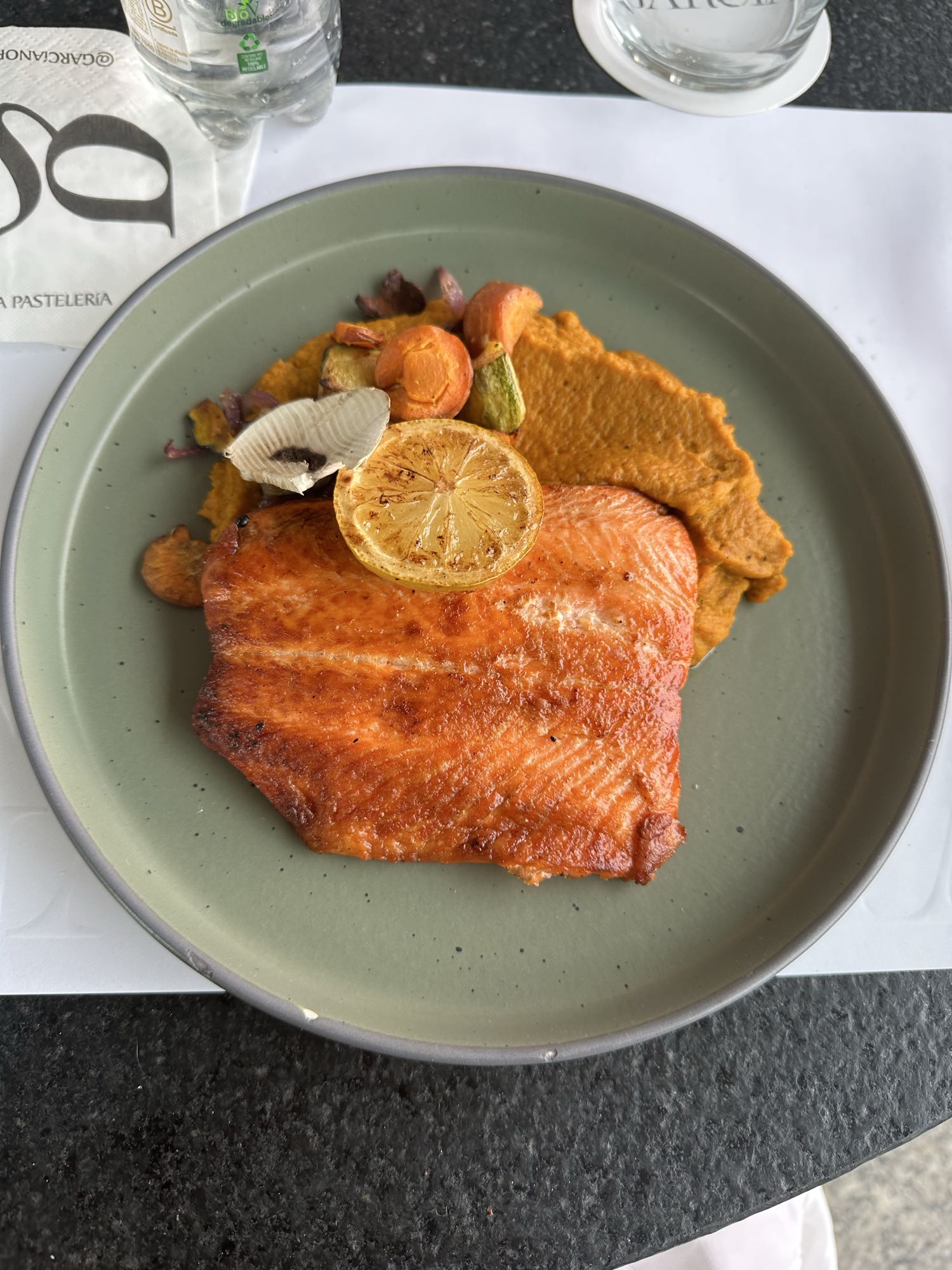 Trucha con verduras asadas