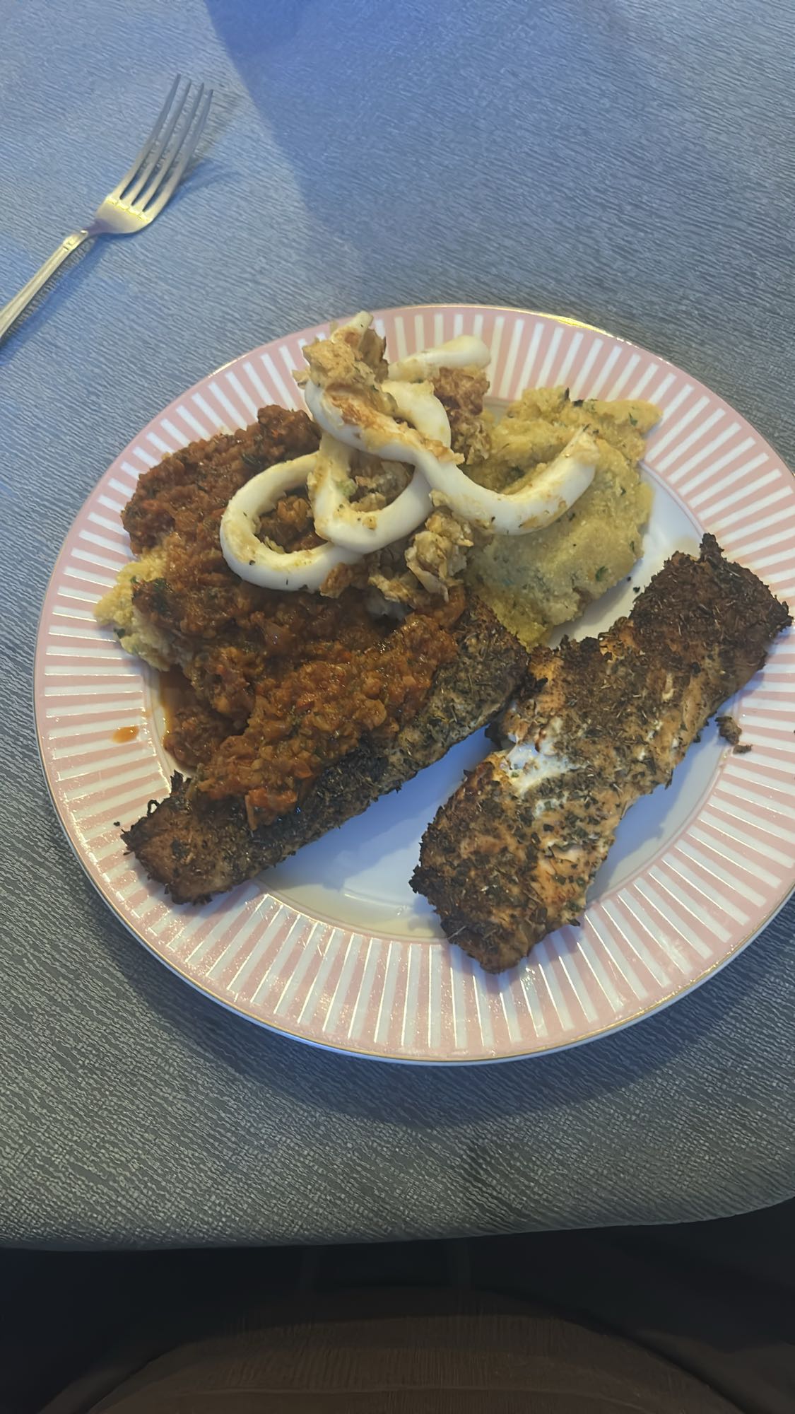 Vis met couscous en saus