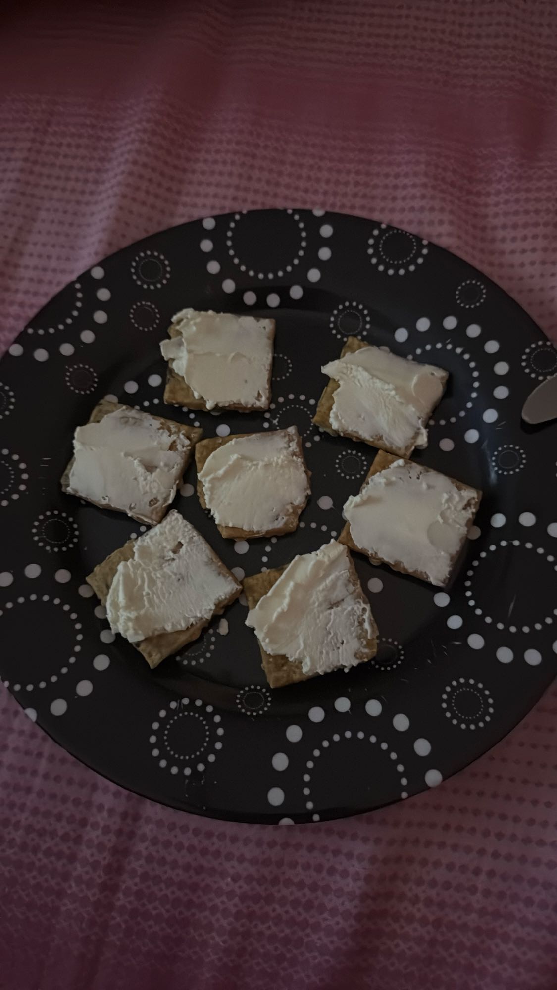 Crackers mit Frischkäse