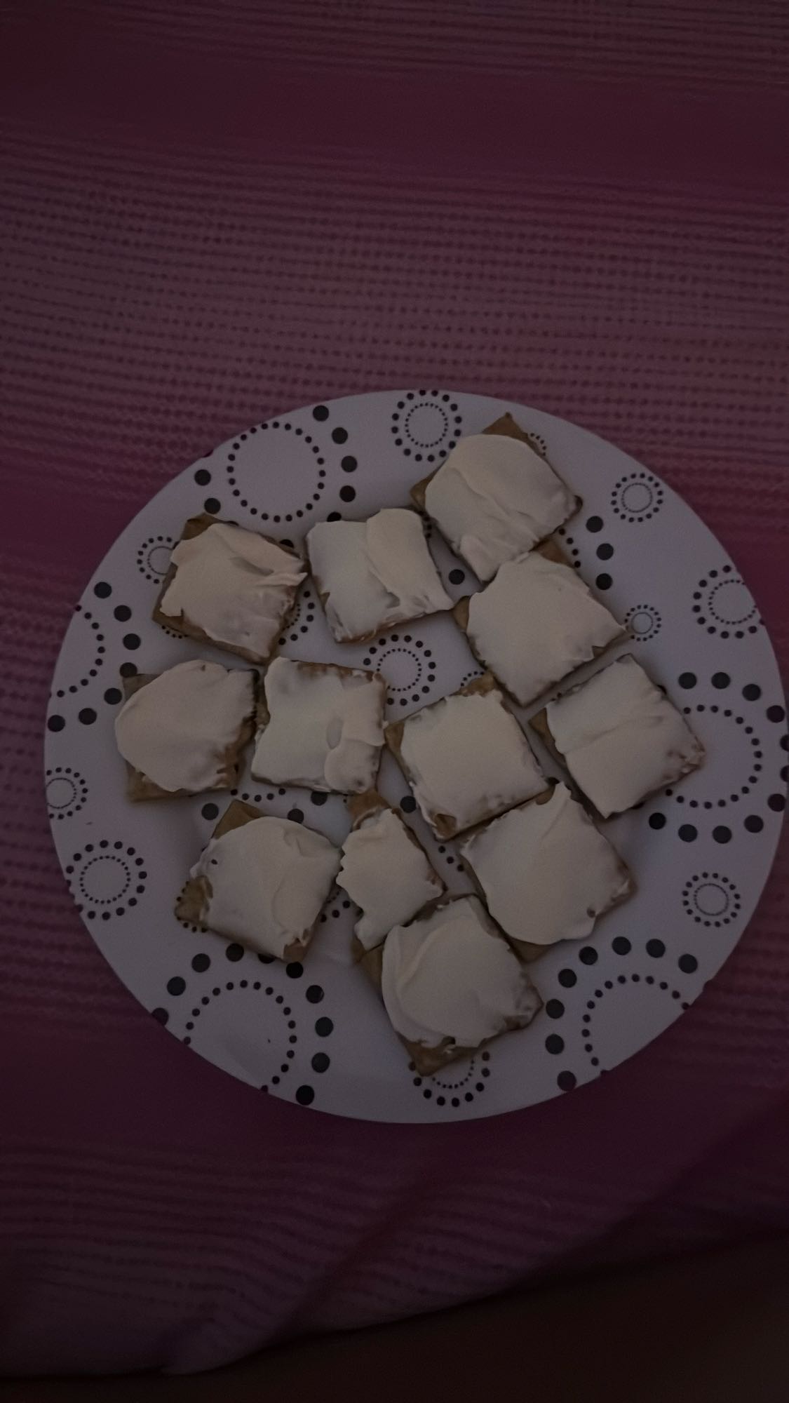 Crackers mit Frischkäse