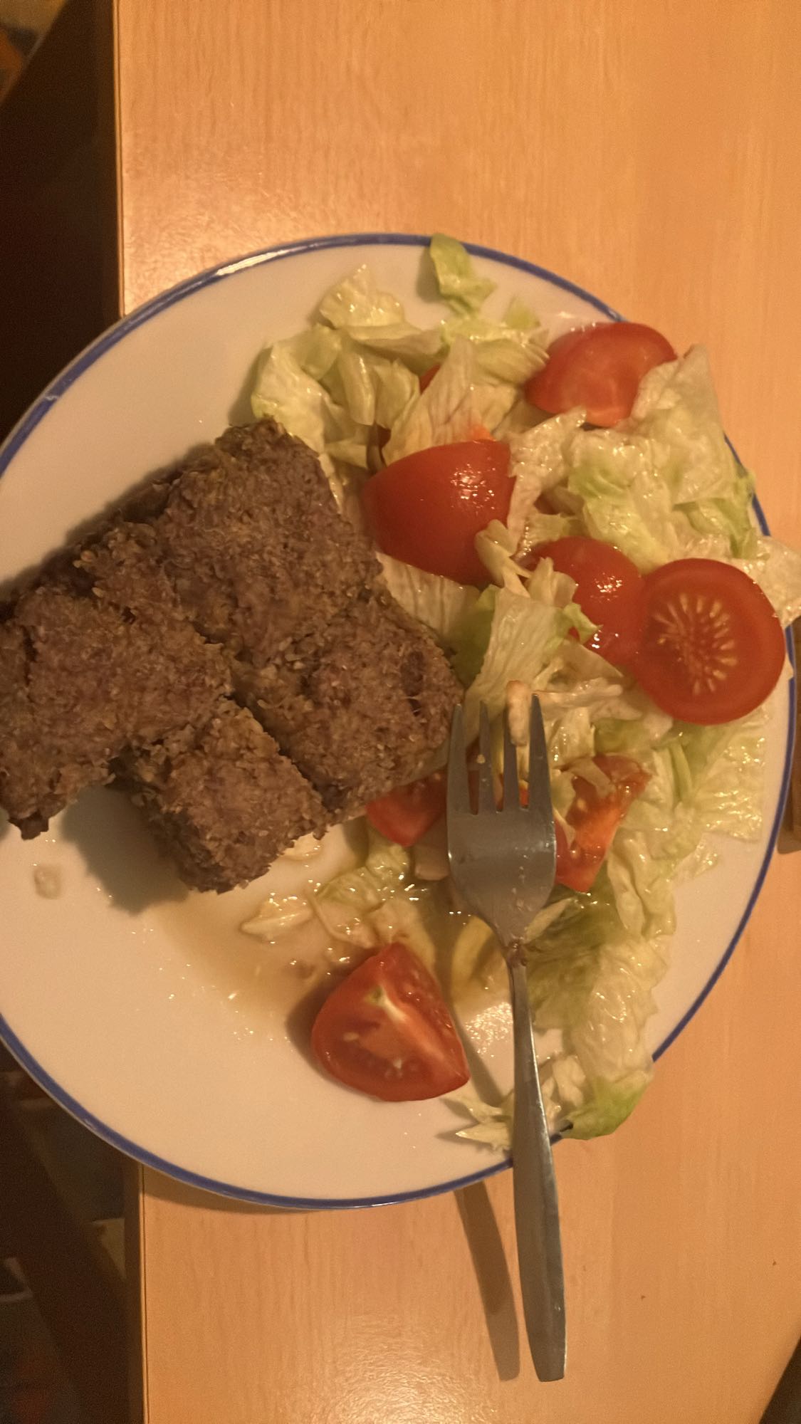 Almôndega com salada
