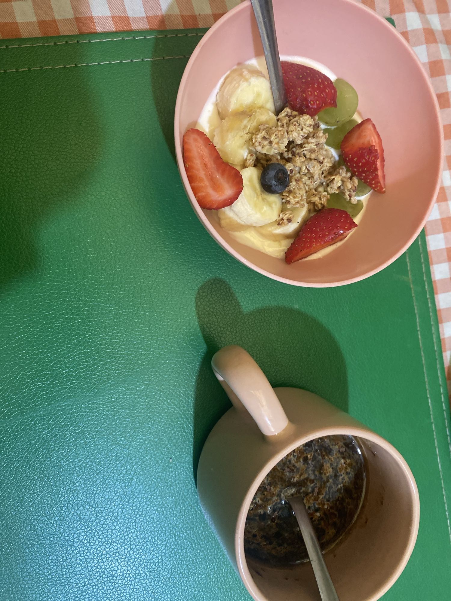 Yogur con frutas y café