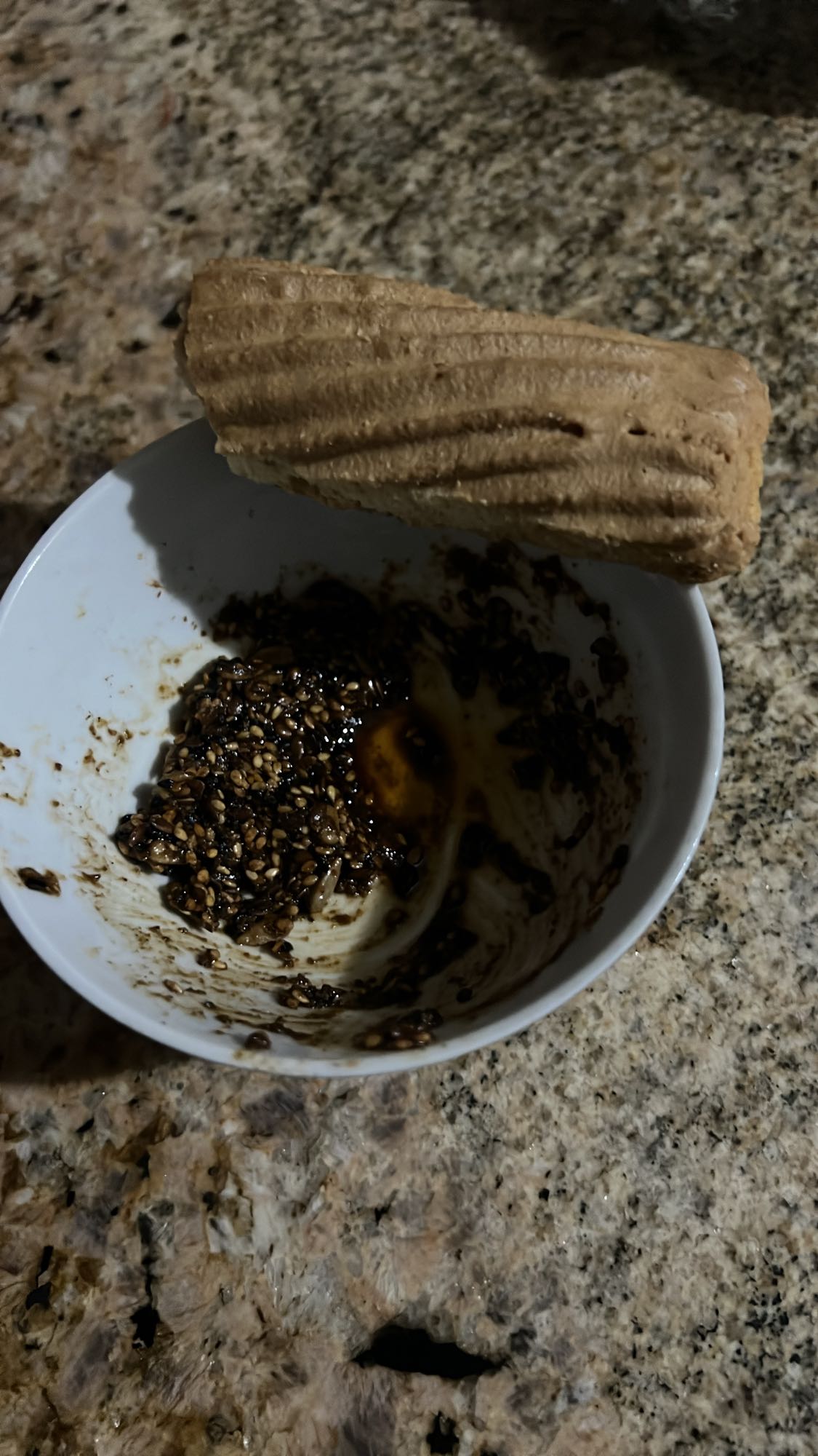 Sesame paste with biscuit