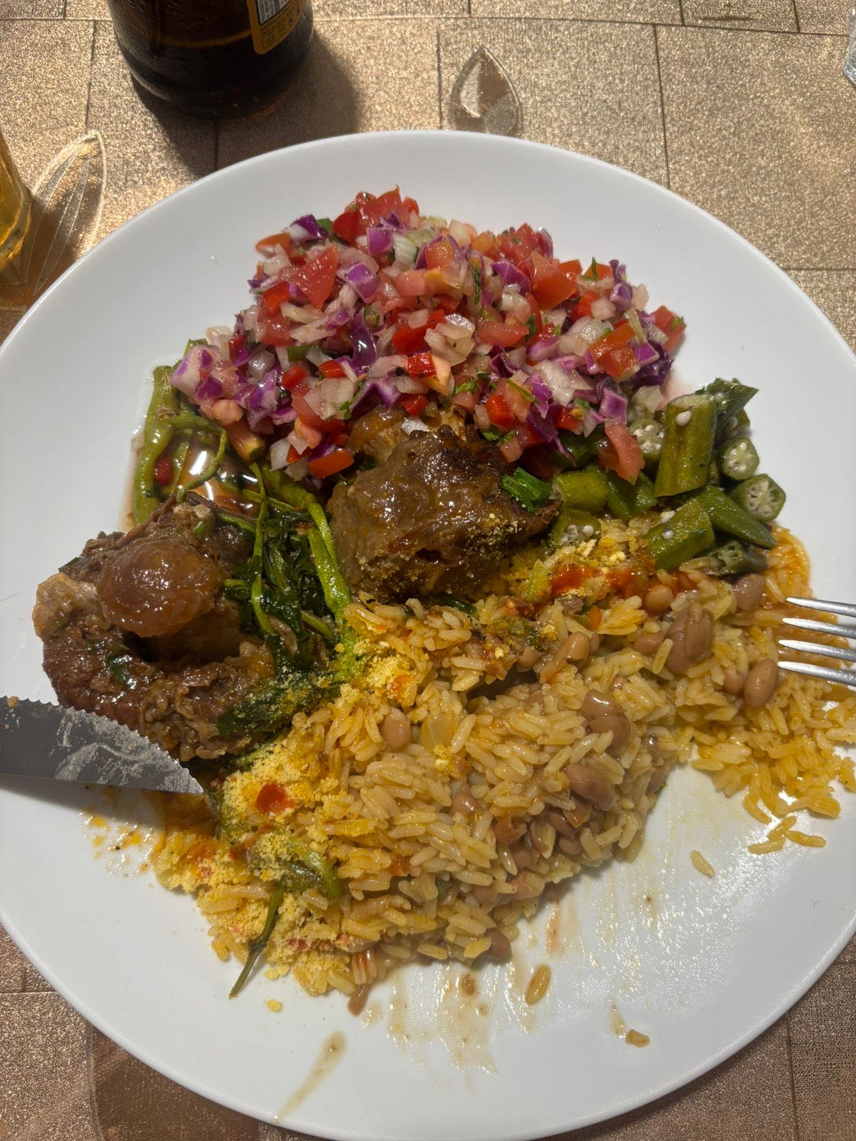 Arroz, feijão, carne e salada