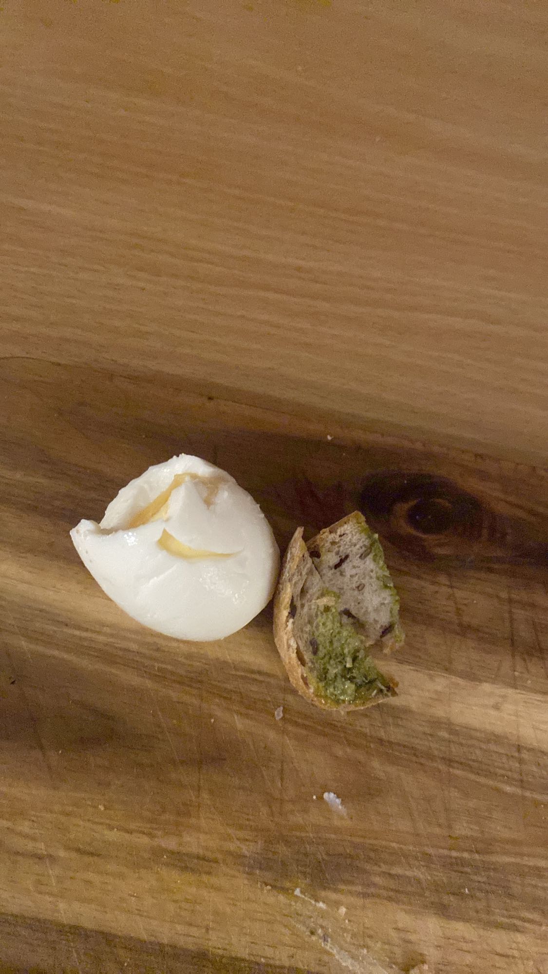 Jajko z chlebem i pesto