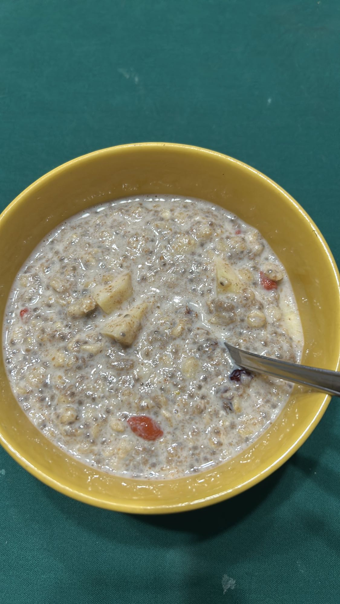 Müsli mit Obst und Milch