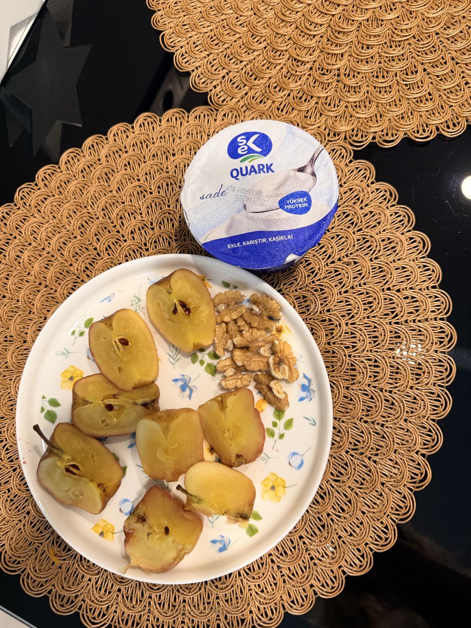 Творог с яблоками и орехами