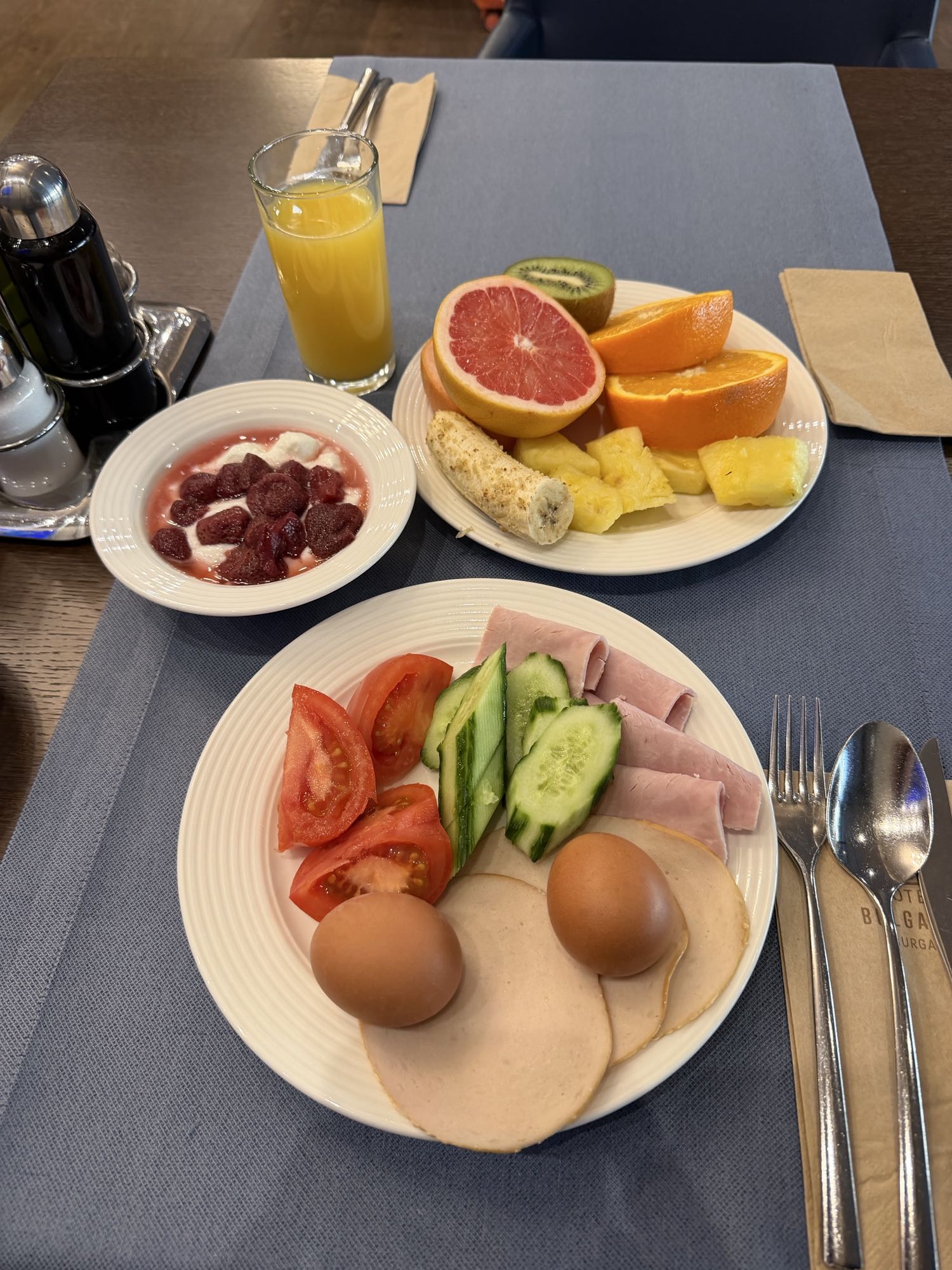 Kahvaltı tabağı ve meyve