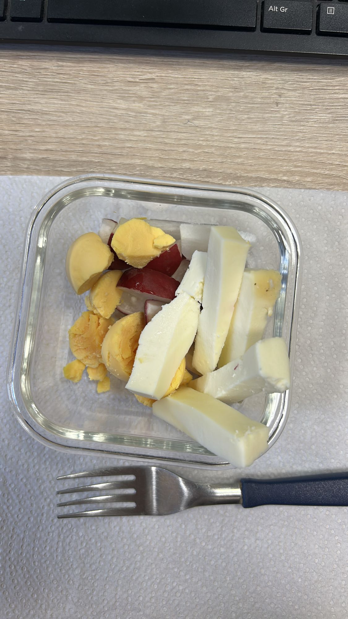 Ou fiert, brânză, măr