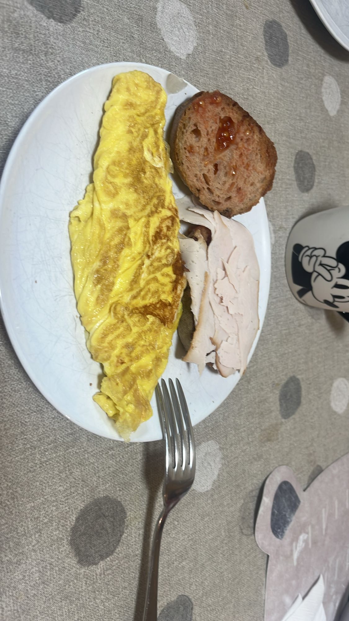 Desayuno con tortilla y pan
