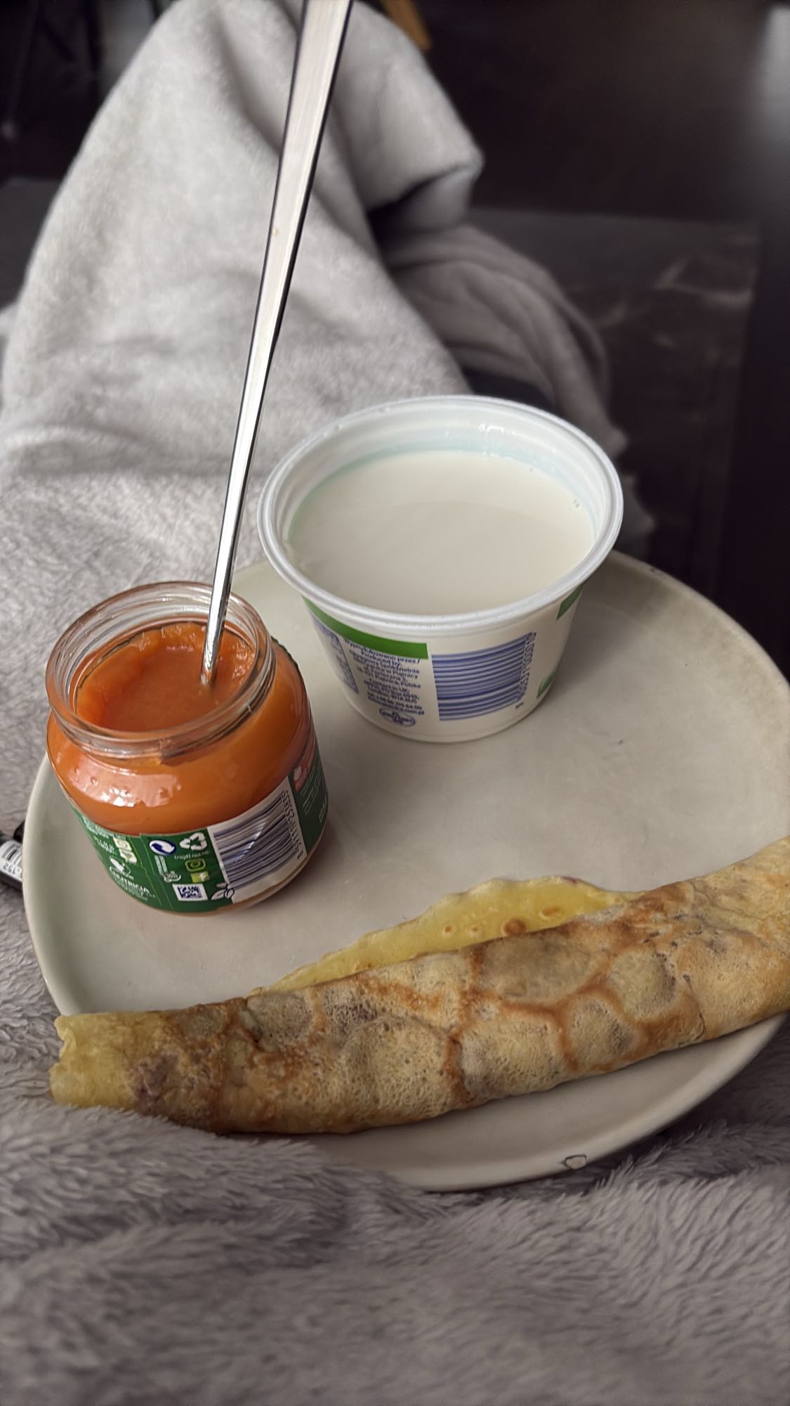 Crepe with yogurt and puree