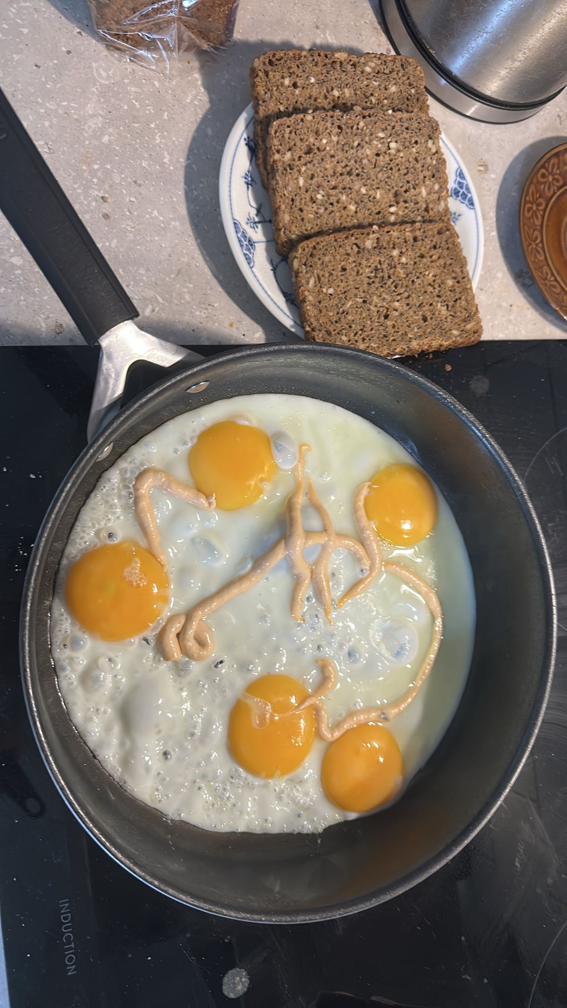 Stekta ägg med rågbröd
