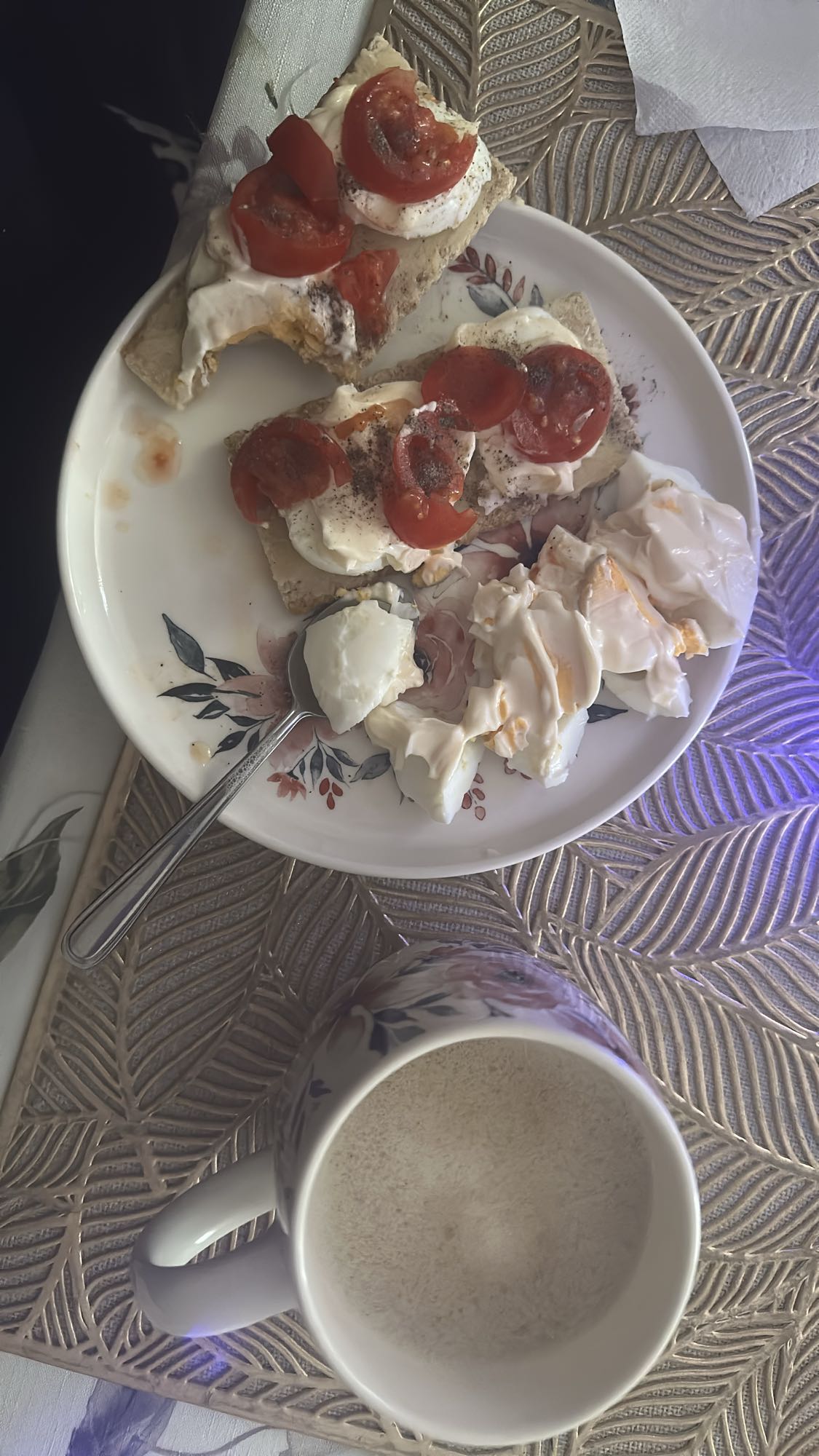 Kanapki z pomidorem i jajkiem