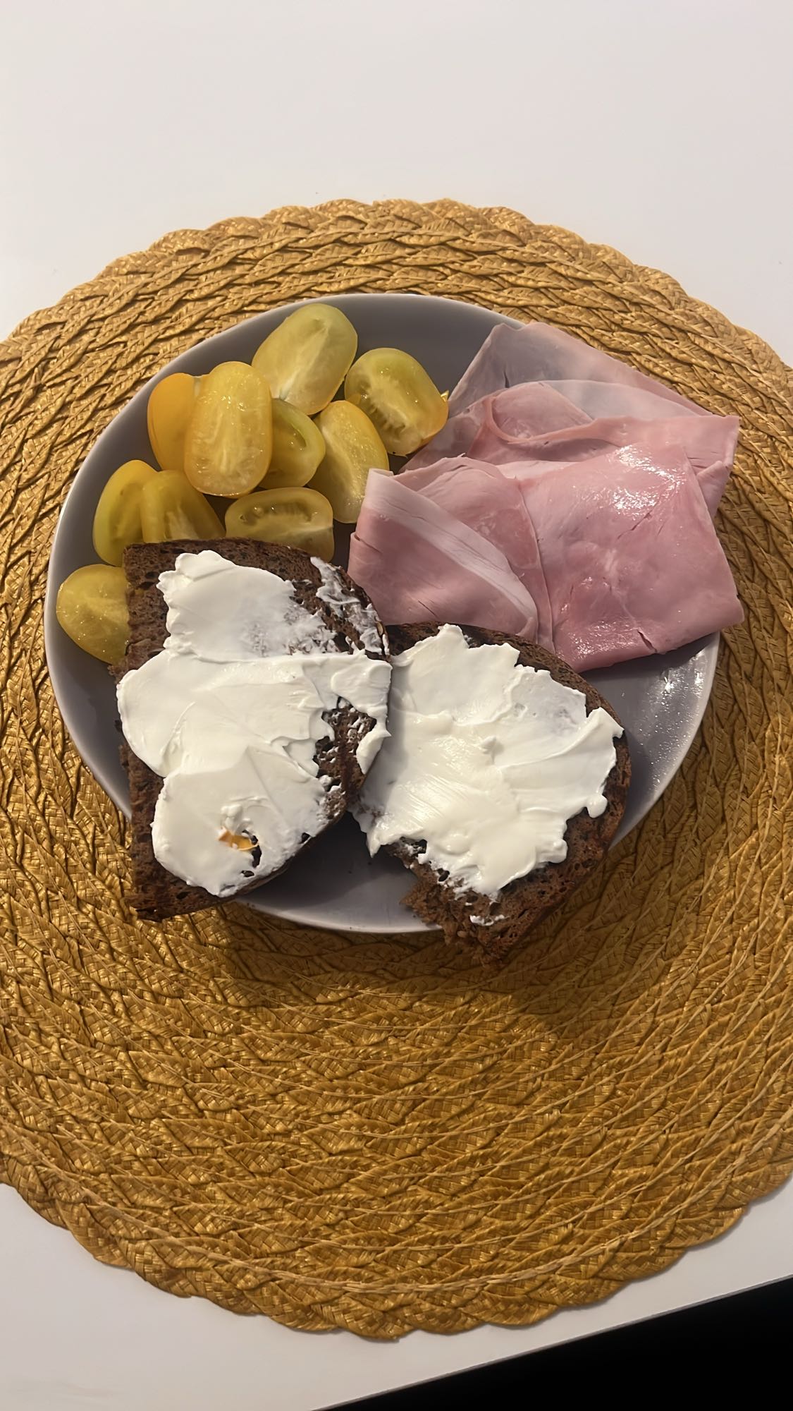 Сніданок з шинкою та хлібом