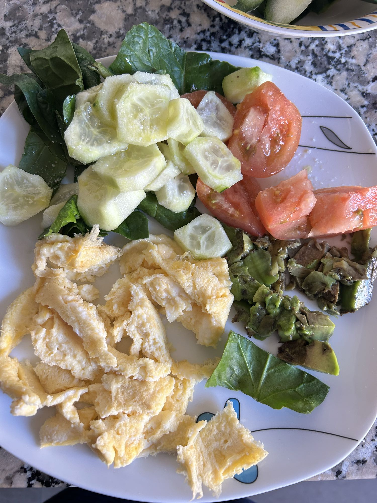 Ensalada con huevo revuelto