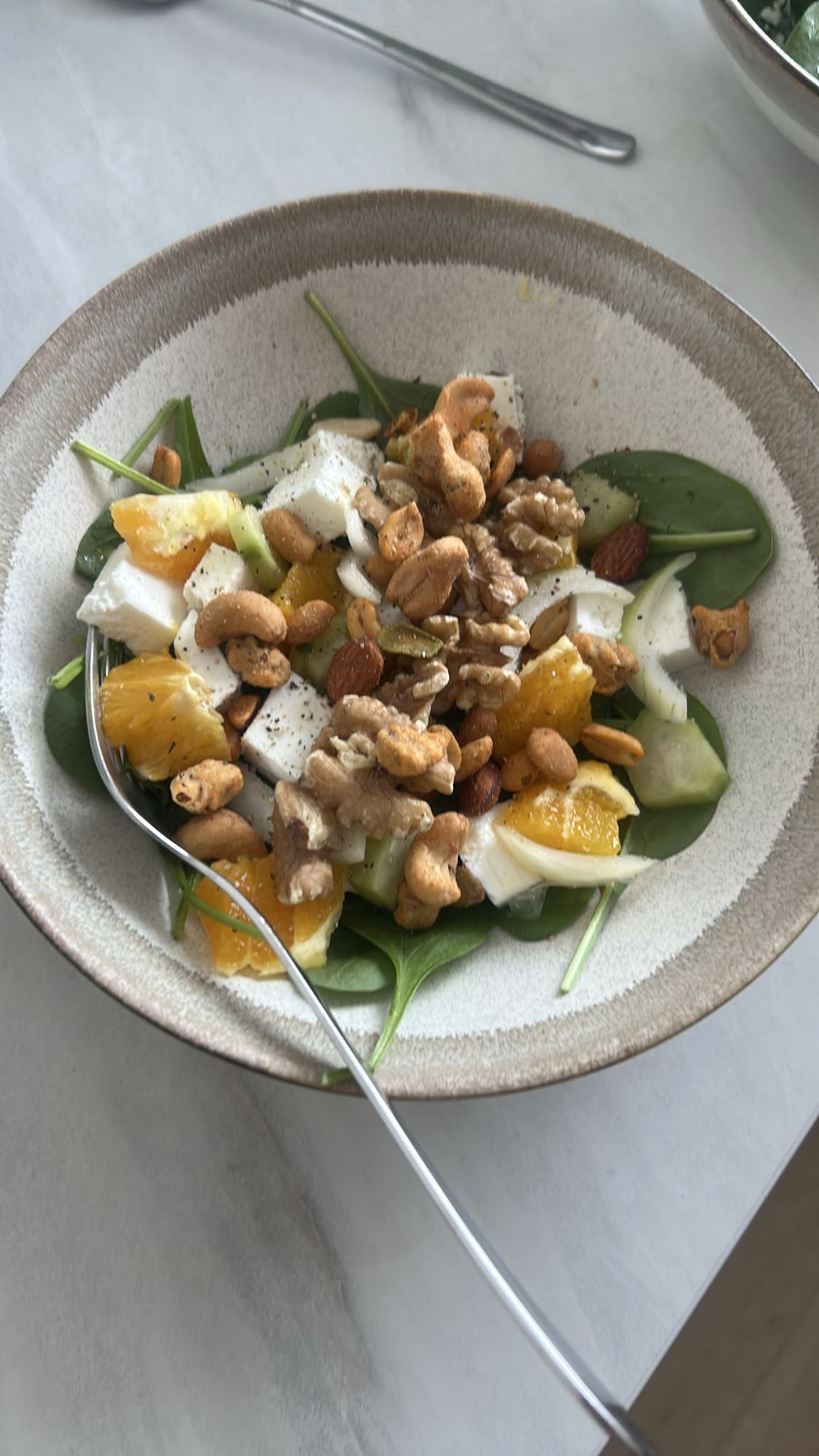 Sałatka z serem i orzechami