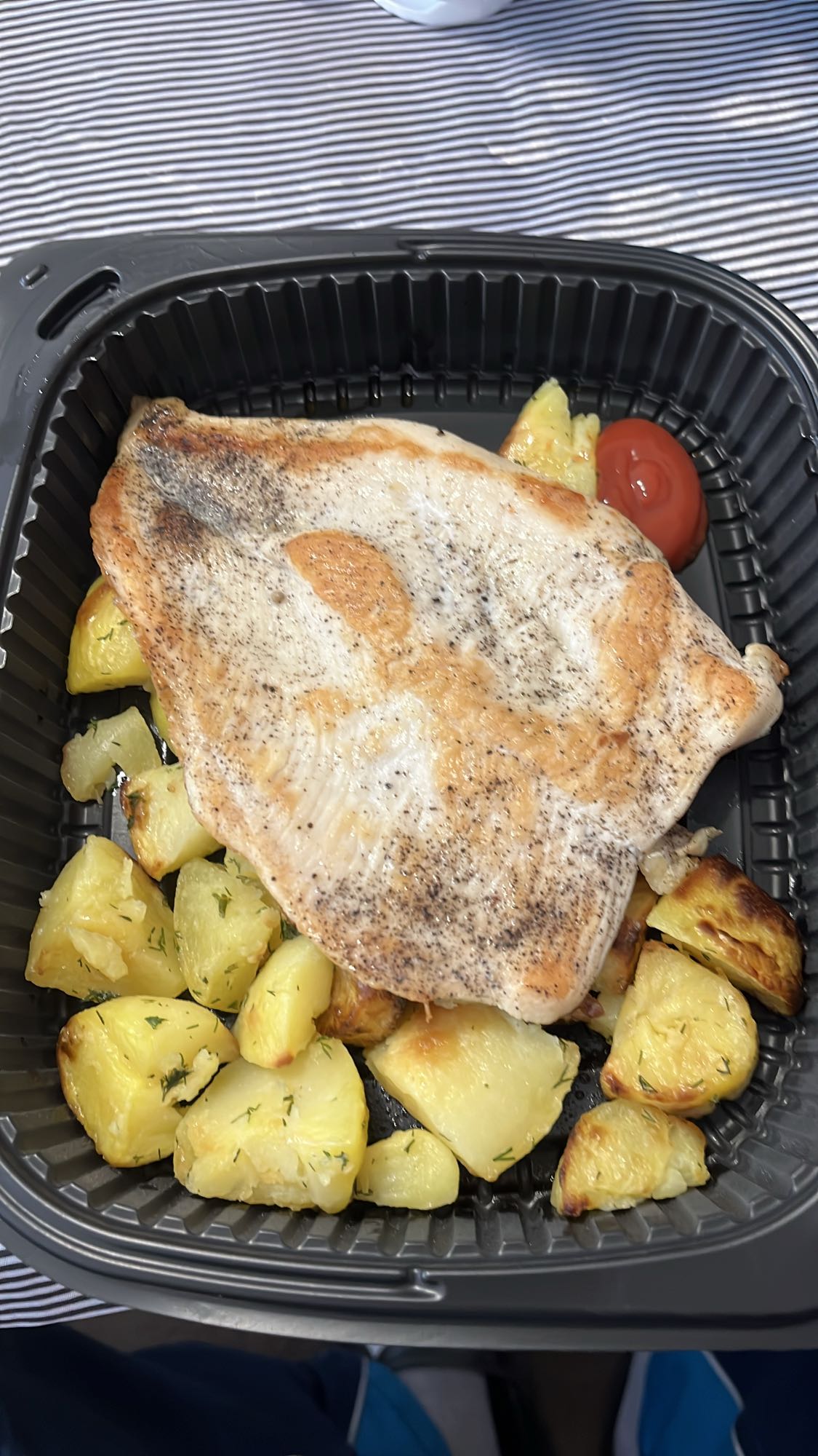 Печена риба с картофи