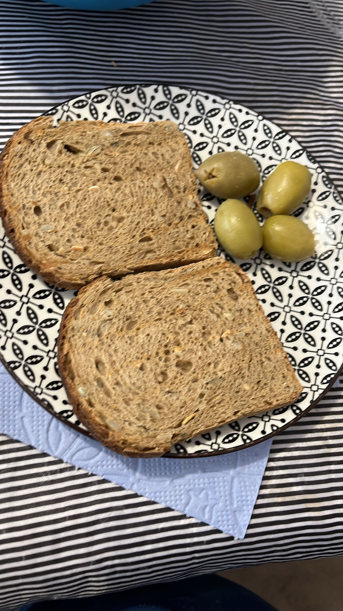 Пълнозърнест хляб с маслини