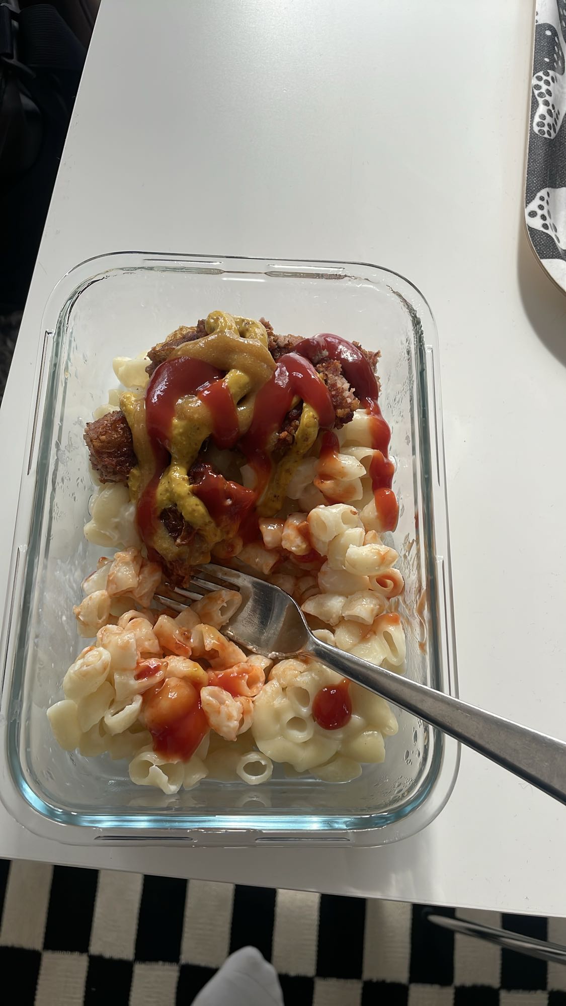 Makaroner med korv och sås