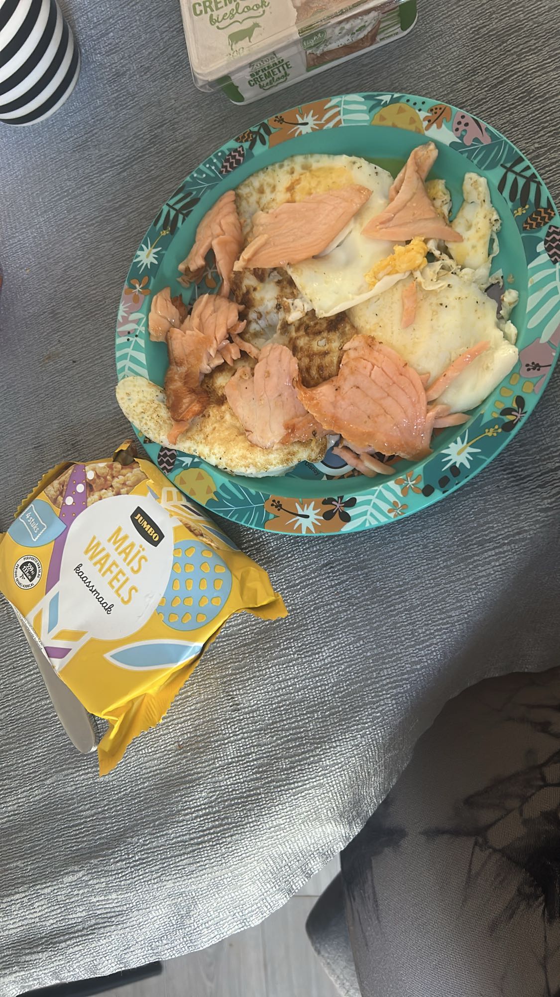 Zalm omelet met maïs wafels