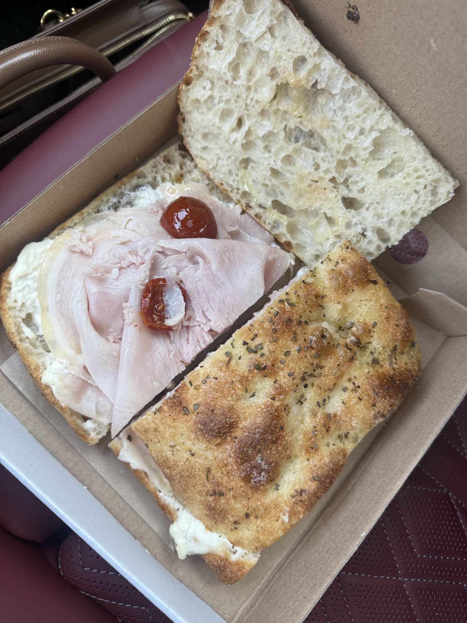 Sandviș cu șuncă și roșii