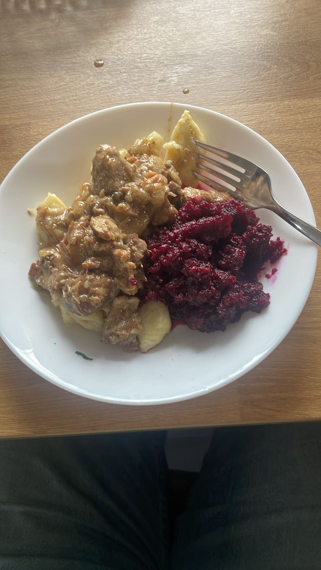 Gulasz wołowy z buraczkami