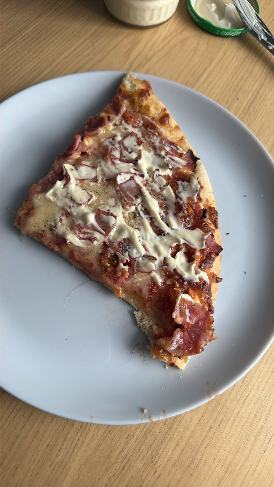 Kawałek pizzy z majonezem