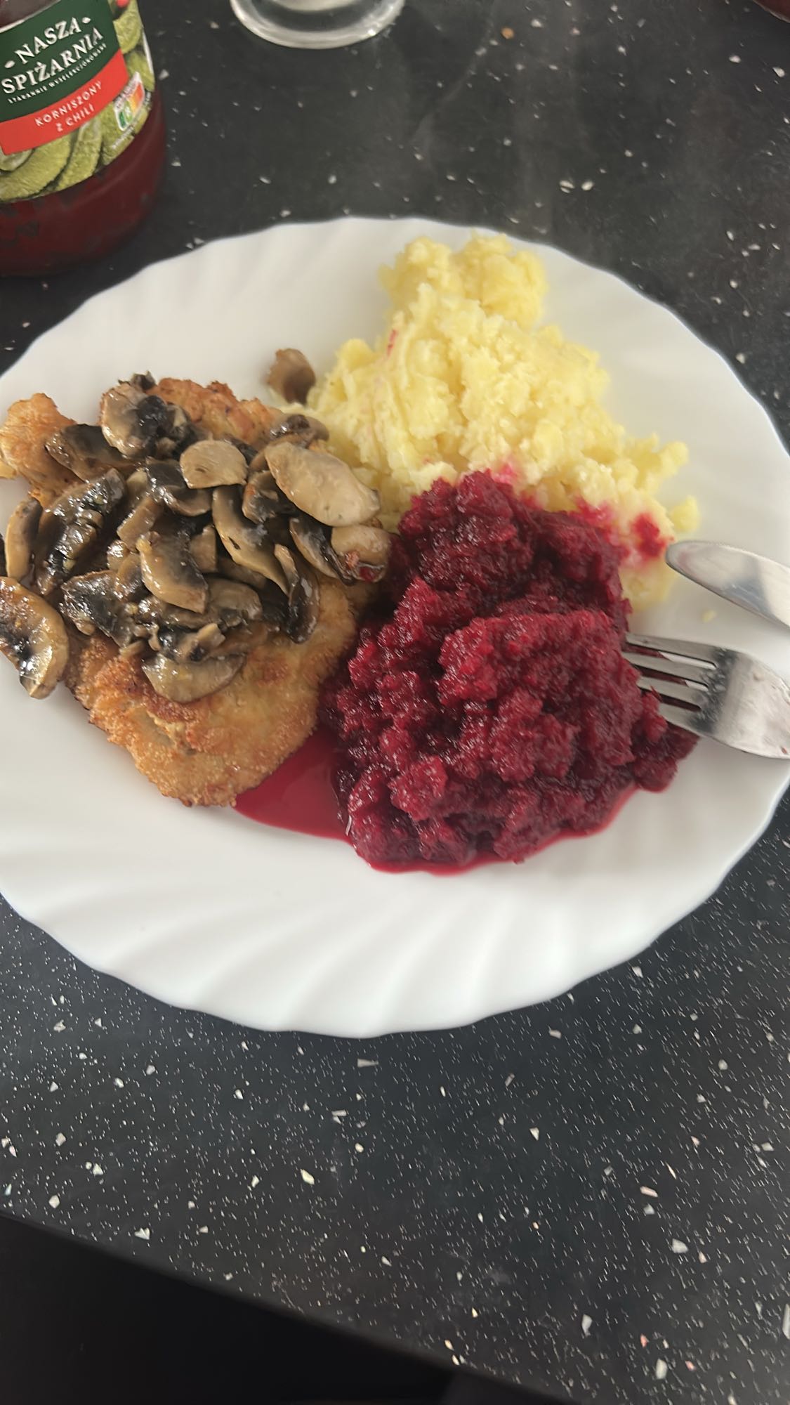 Kotlet z pieczarkami, ziemniaki, buraczki