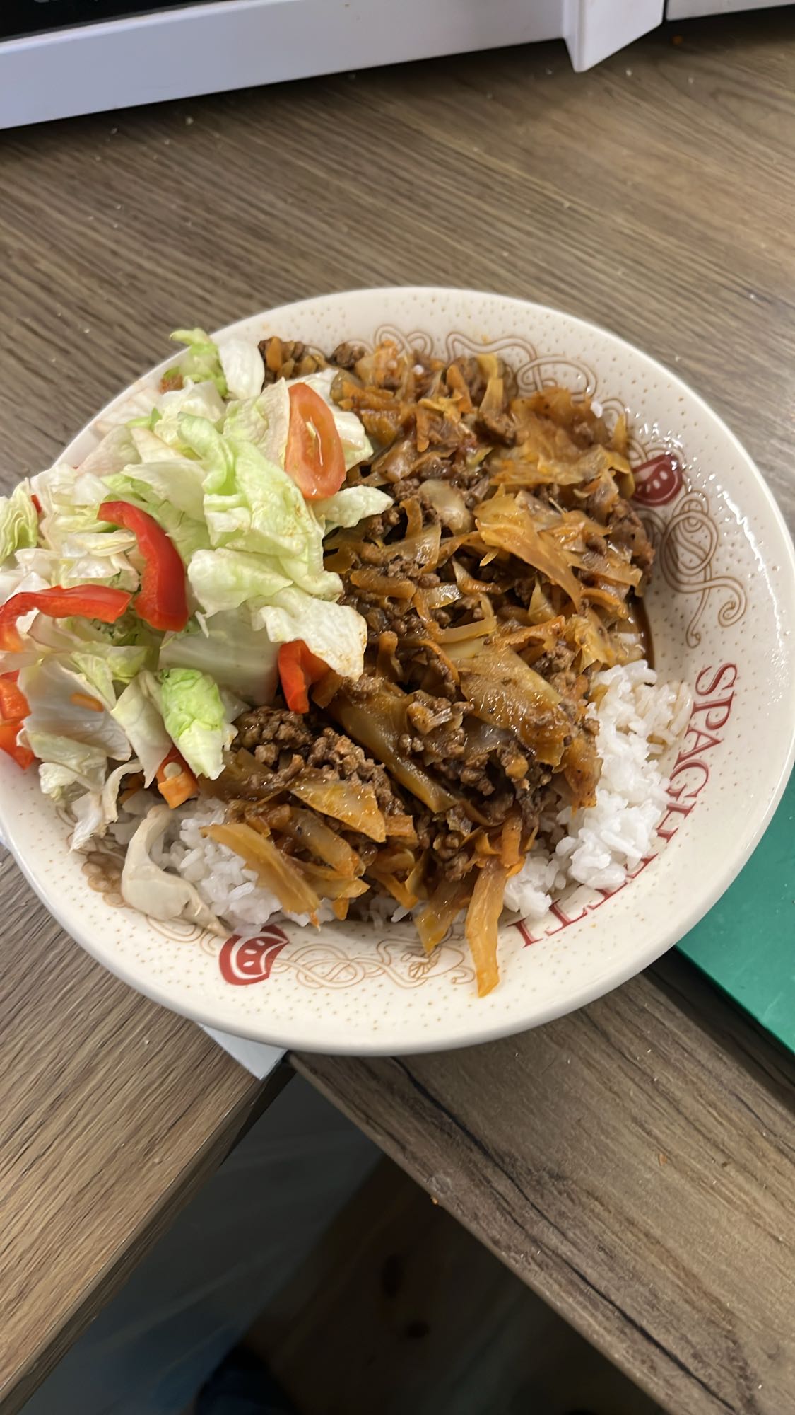 Kålgryta med ris och sallad