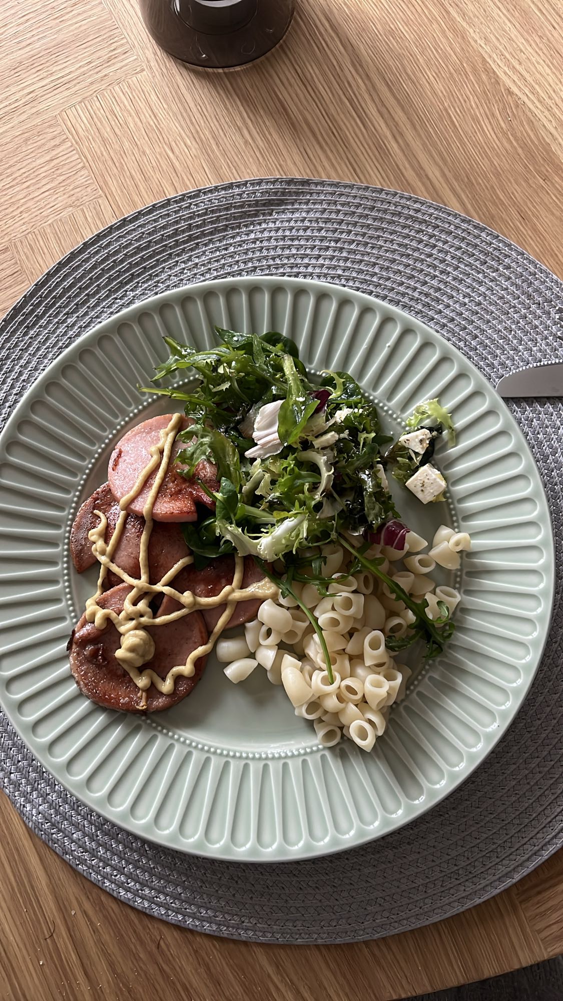 Korv, pasta och sallad