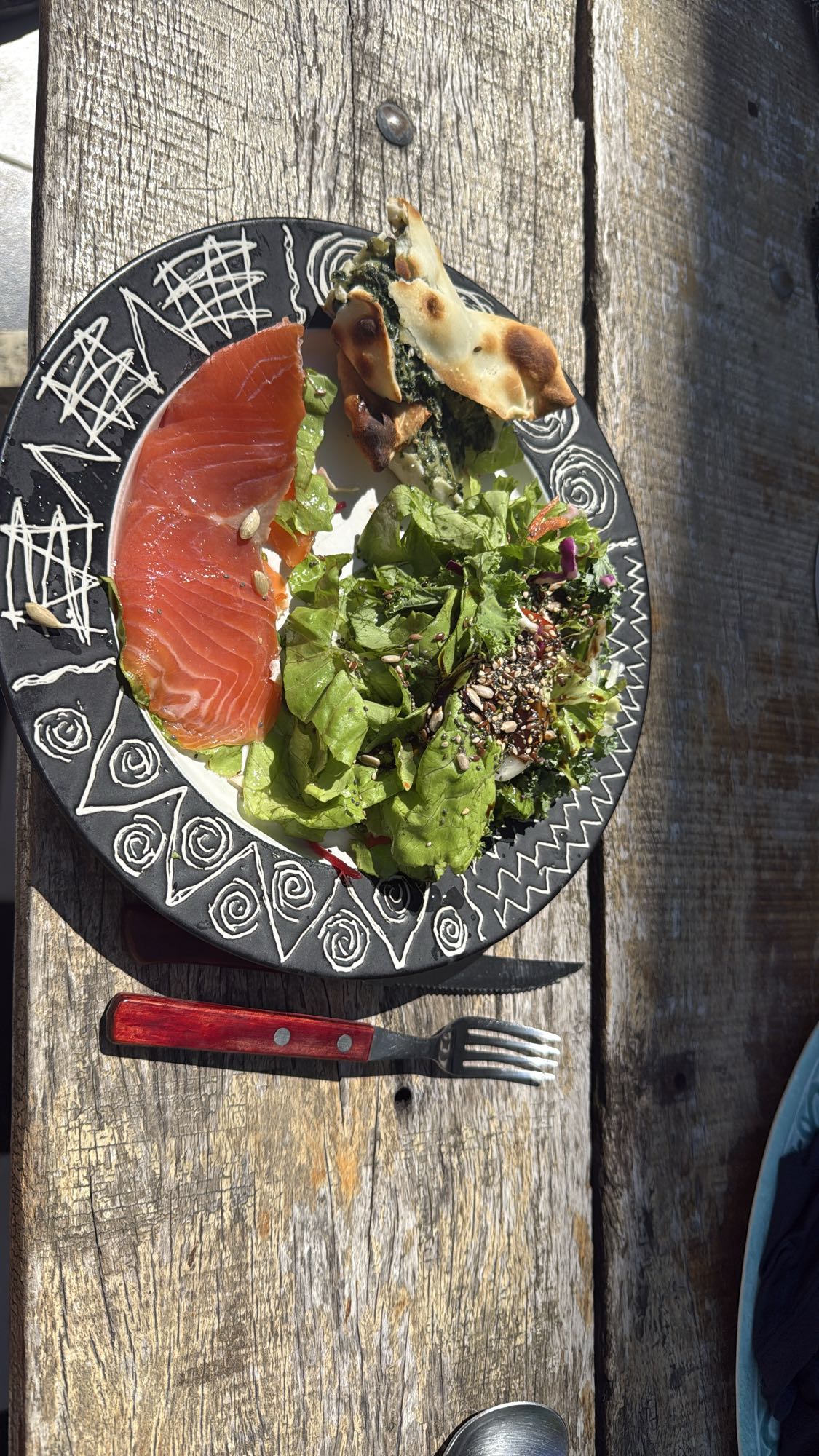ensalada con salmón y tarta