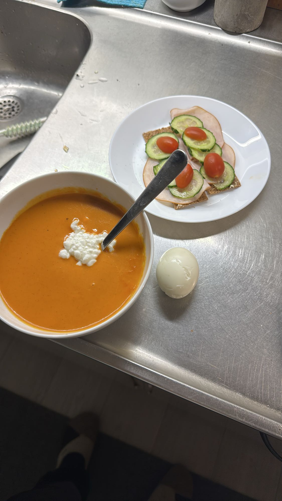 Tomatsoppa med smörgås och ägg