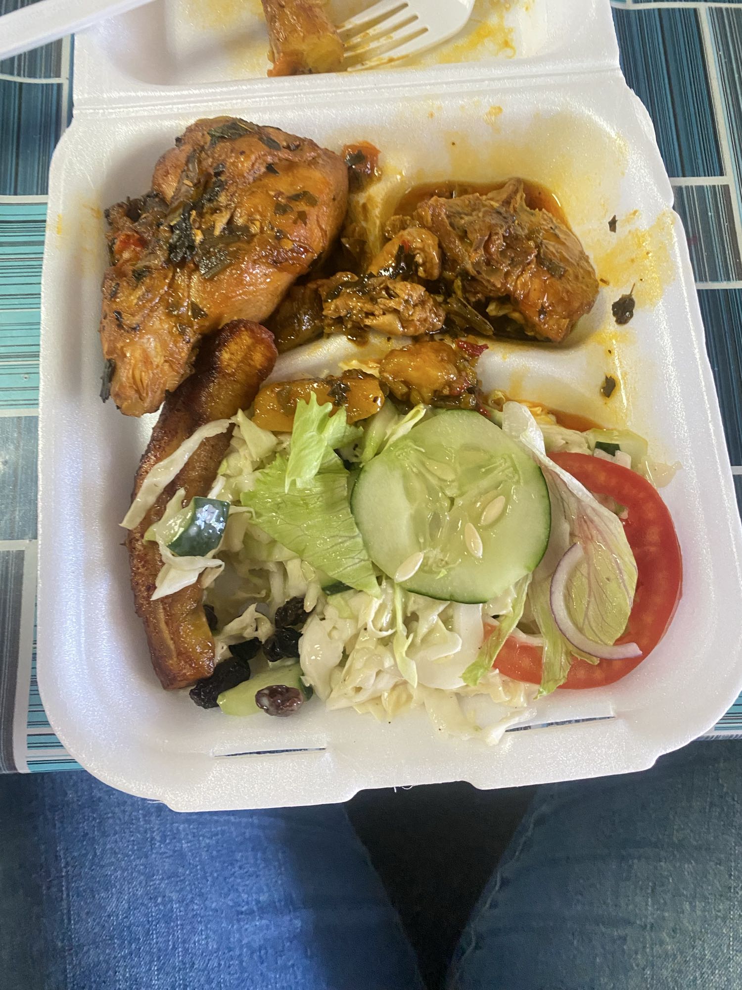 Pollo guisado con ensalada