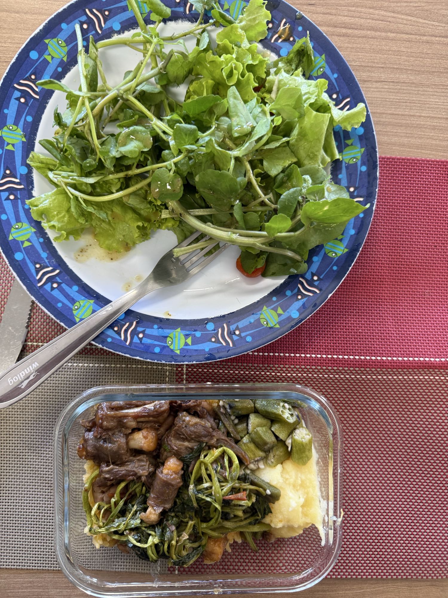 Salada e carne com legumes