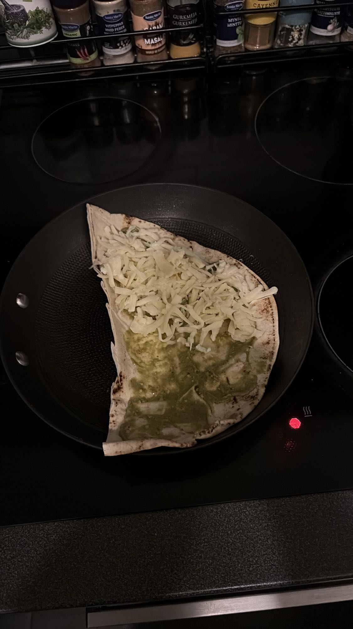 Ost och pesto tunnbröd