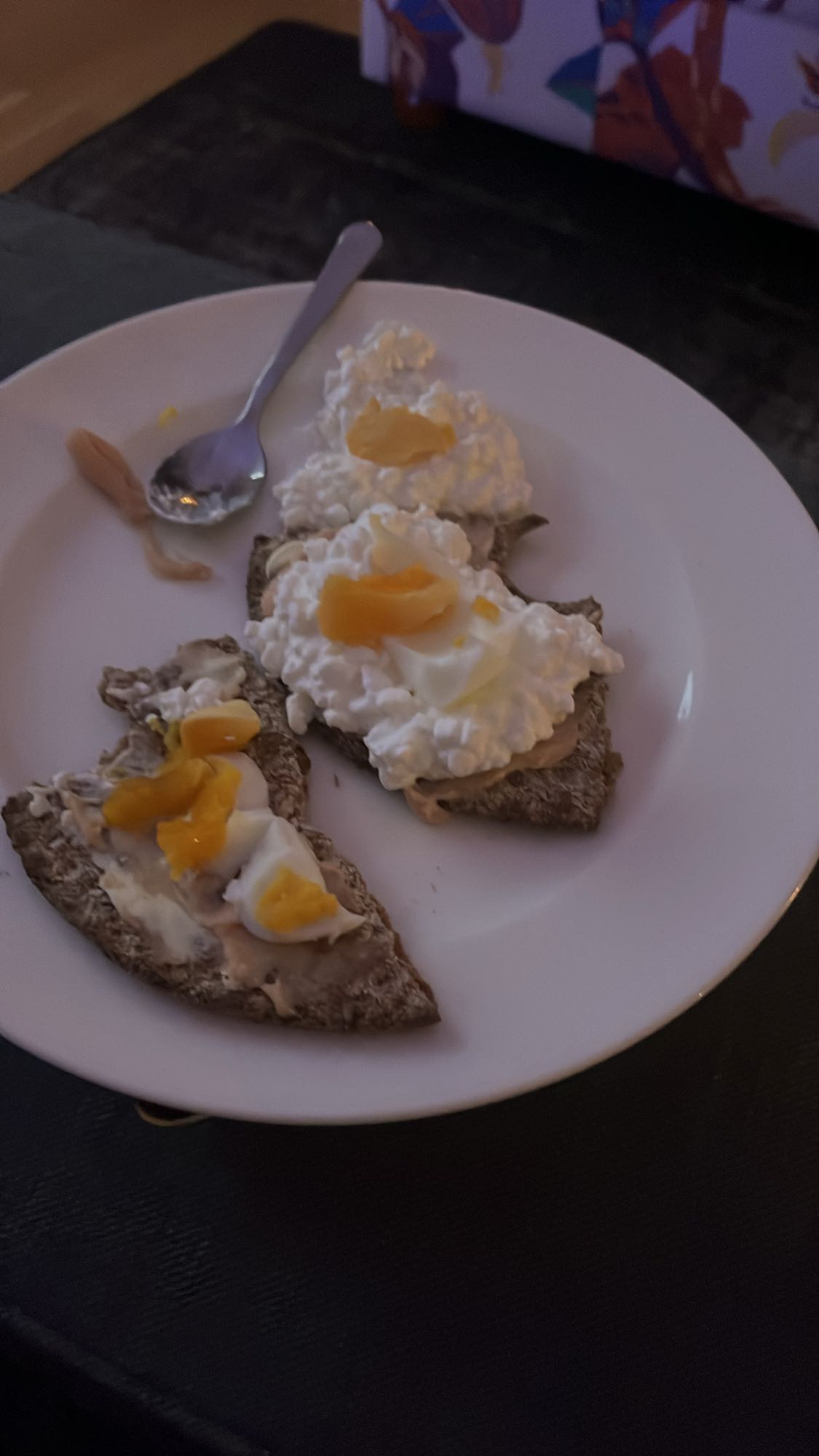 Knäckebröd med ägg & keso