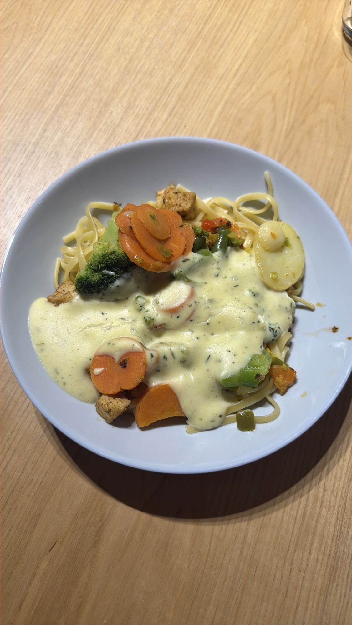 Makaron z warzywami i sosem